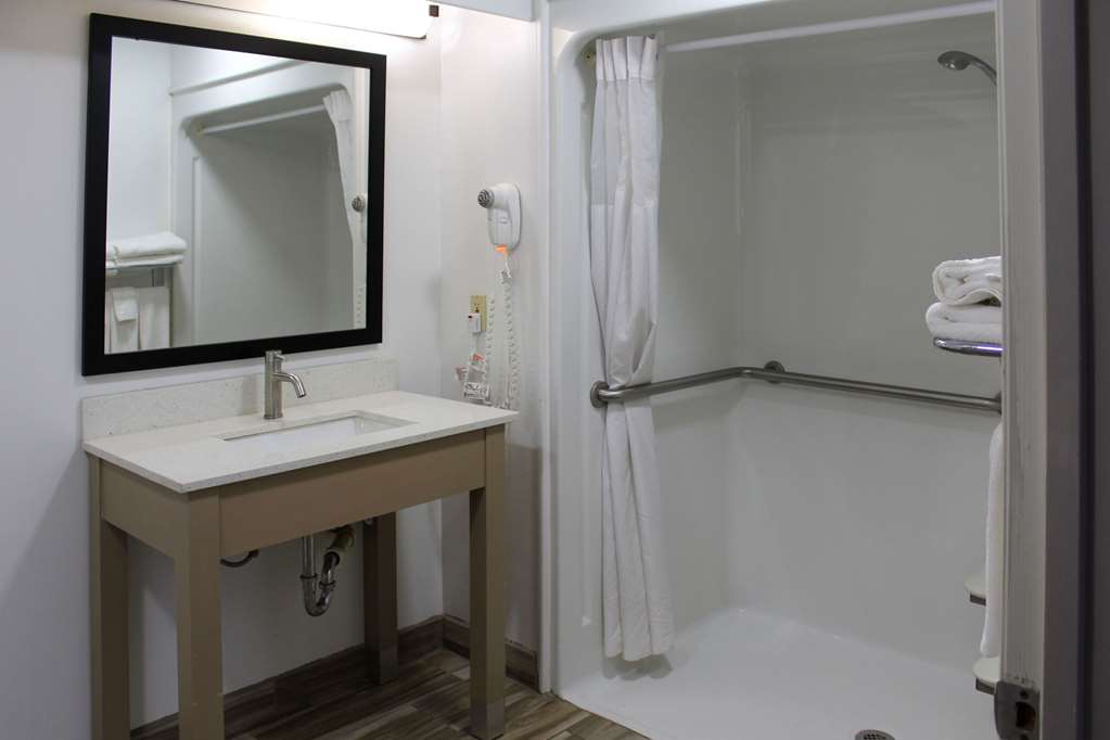QUALITY INN SCOTTSBORO US-72-LAKE G-guestroom-Guest Room,Bathroom,On-Site.jpg