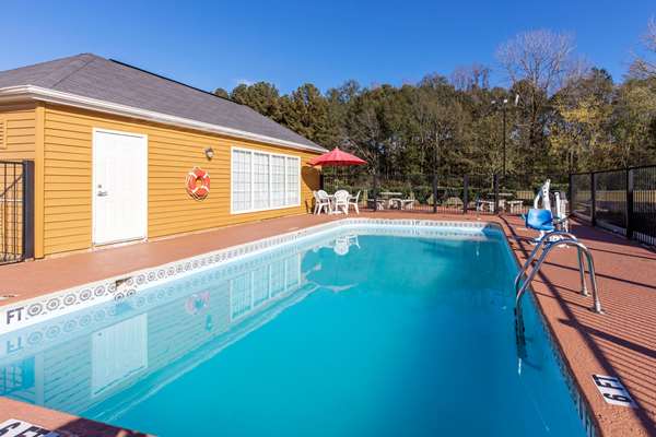 Pool - Quality Inn Arab