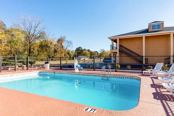 Pool - Quality Inn Arab