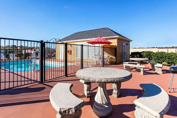 Pool - Quality Inn Arab