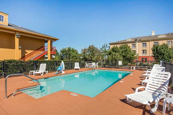 Pool - Quality Inn Bessemer - I-20 & I-59, Exit 108