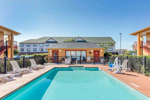 Pool - Quality Inn Bessemer - I-20 & I-59, Exit 108