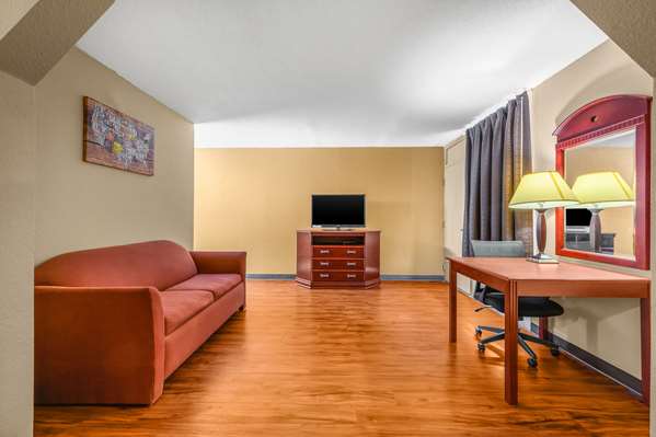 Suite - Econo Lodge Decatur