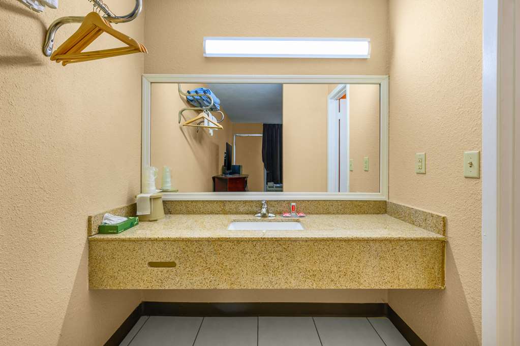 ECONO LODGE DECATUR SOUTH-guestroom-Guest Room,Bathroom,On-Site.jpg
