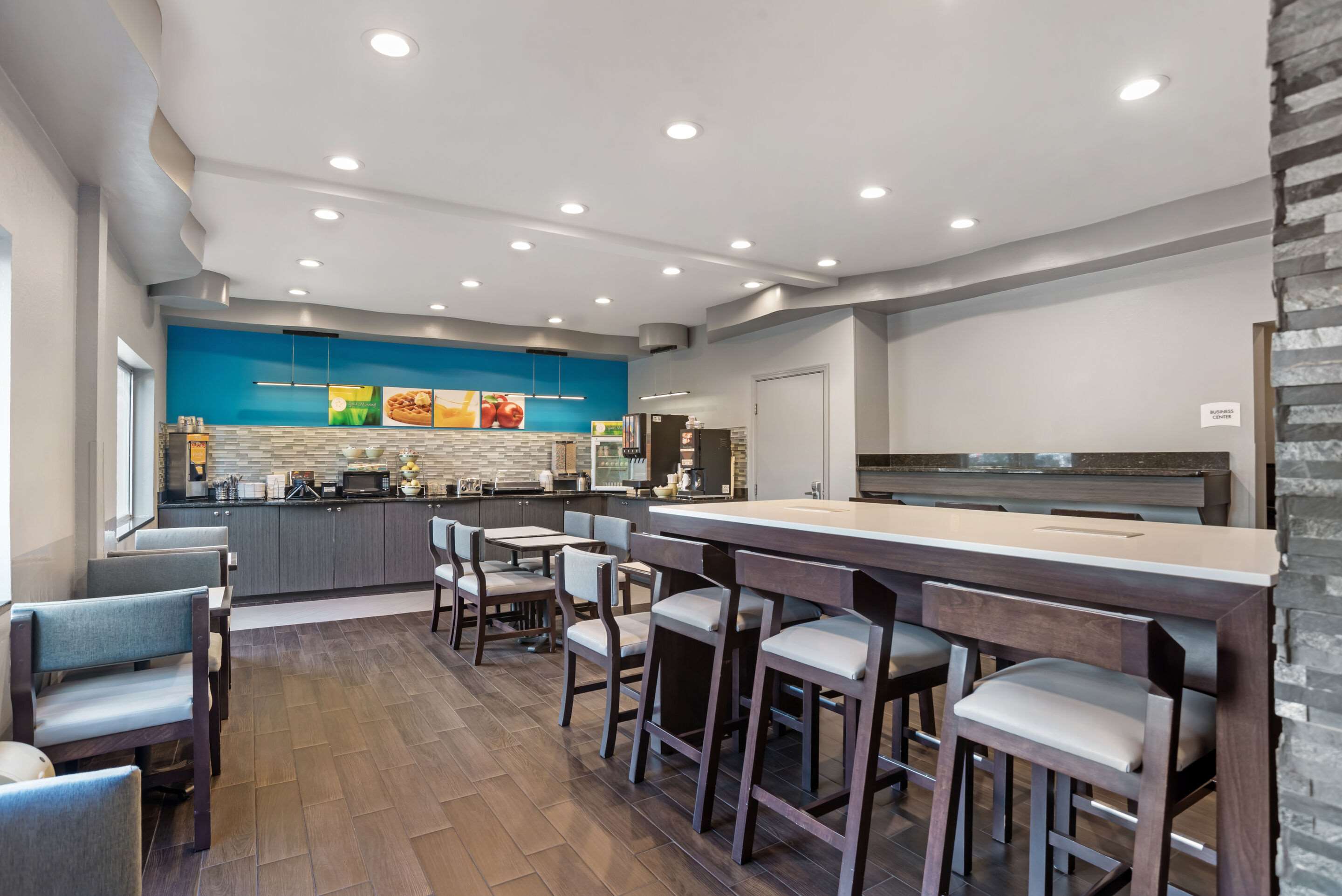 Breakfast area | Quality Inn & Suites Birmingham - Highway 280