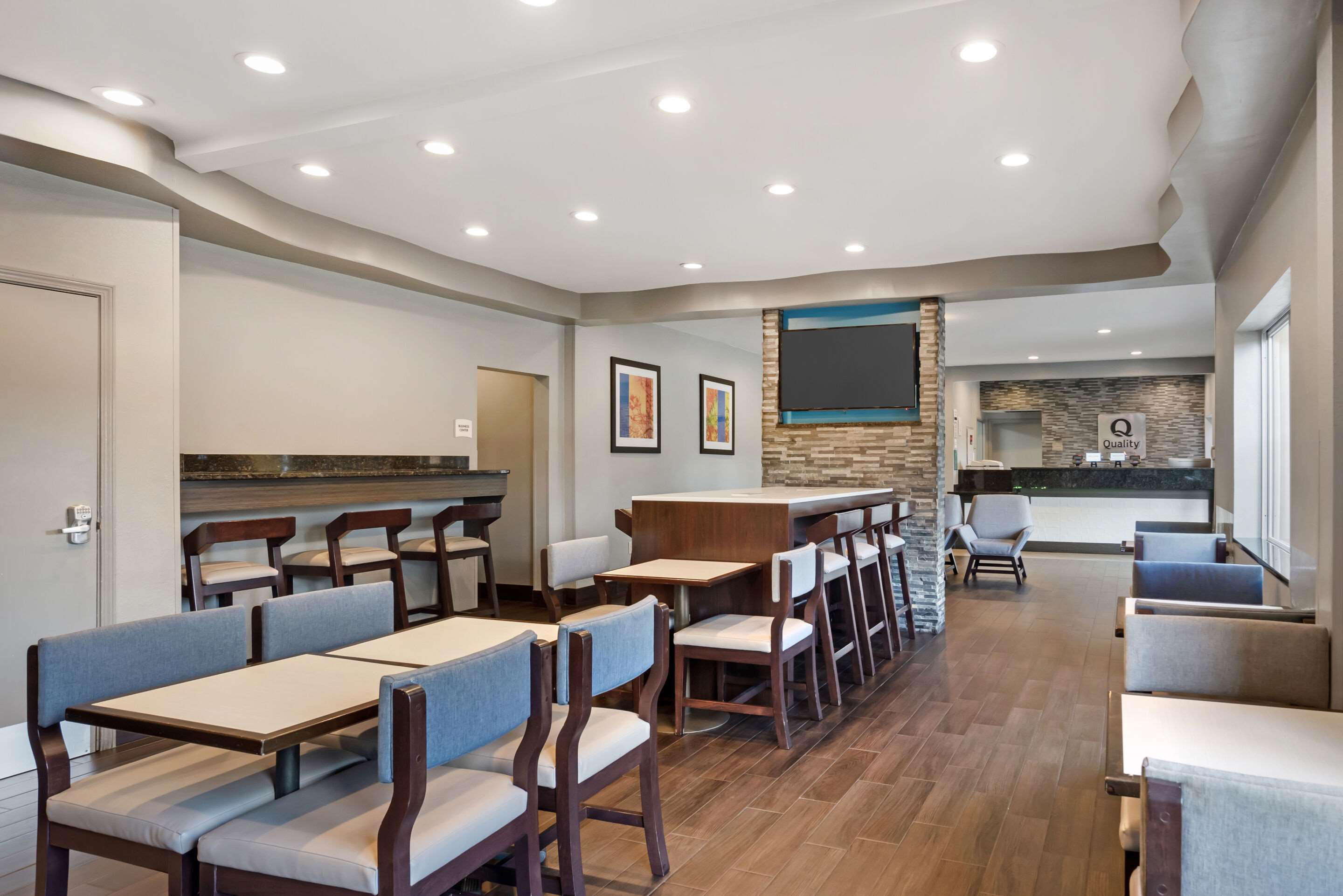 Breakfast area | Quality Inn & Suites Birmingham - Highway 280