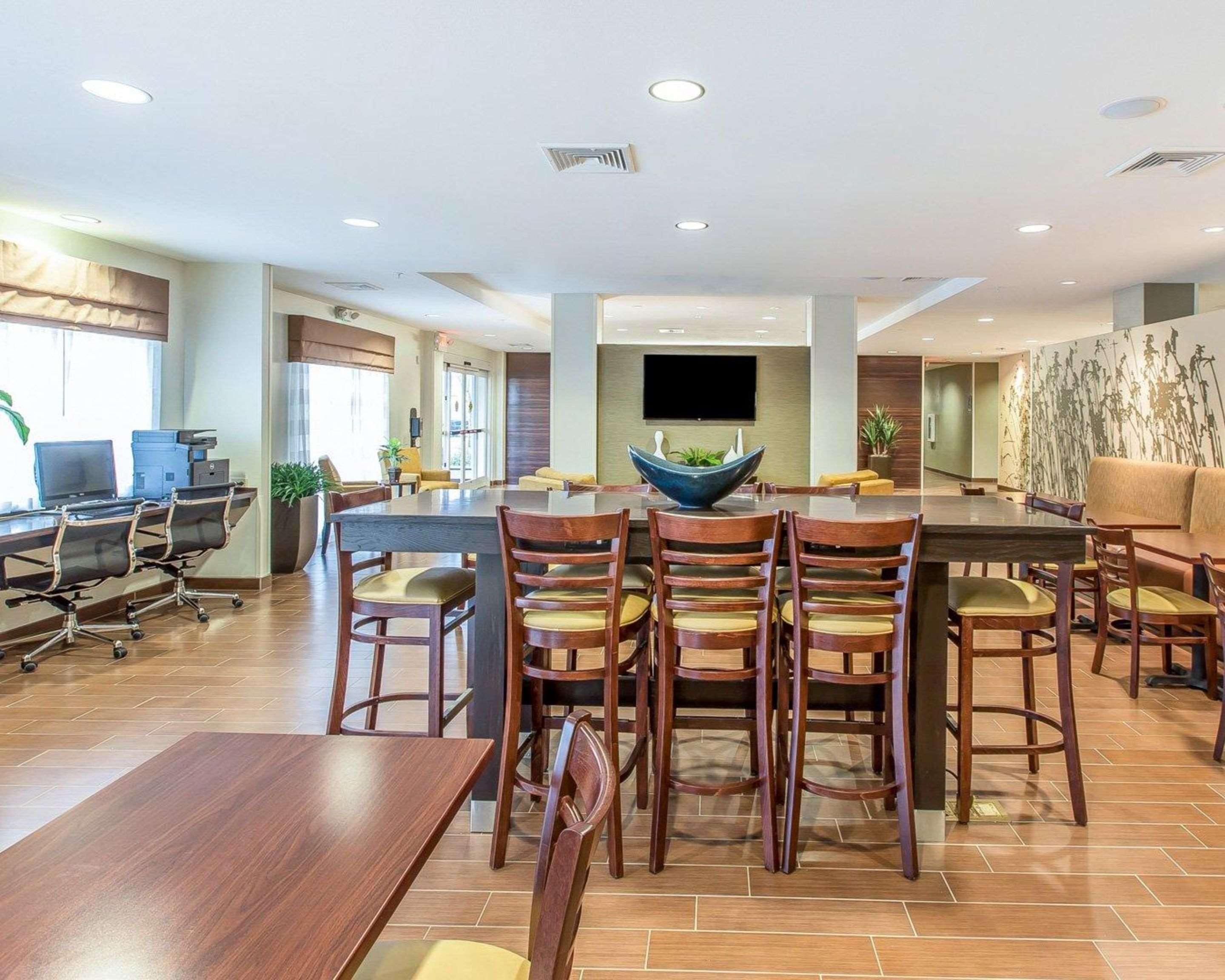 Breakfast area in the lobby