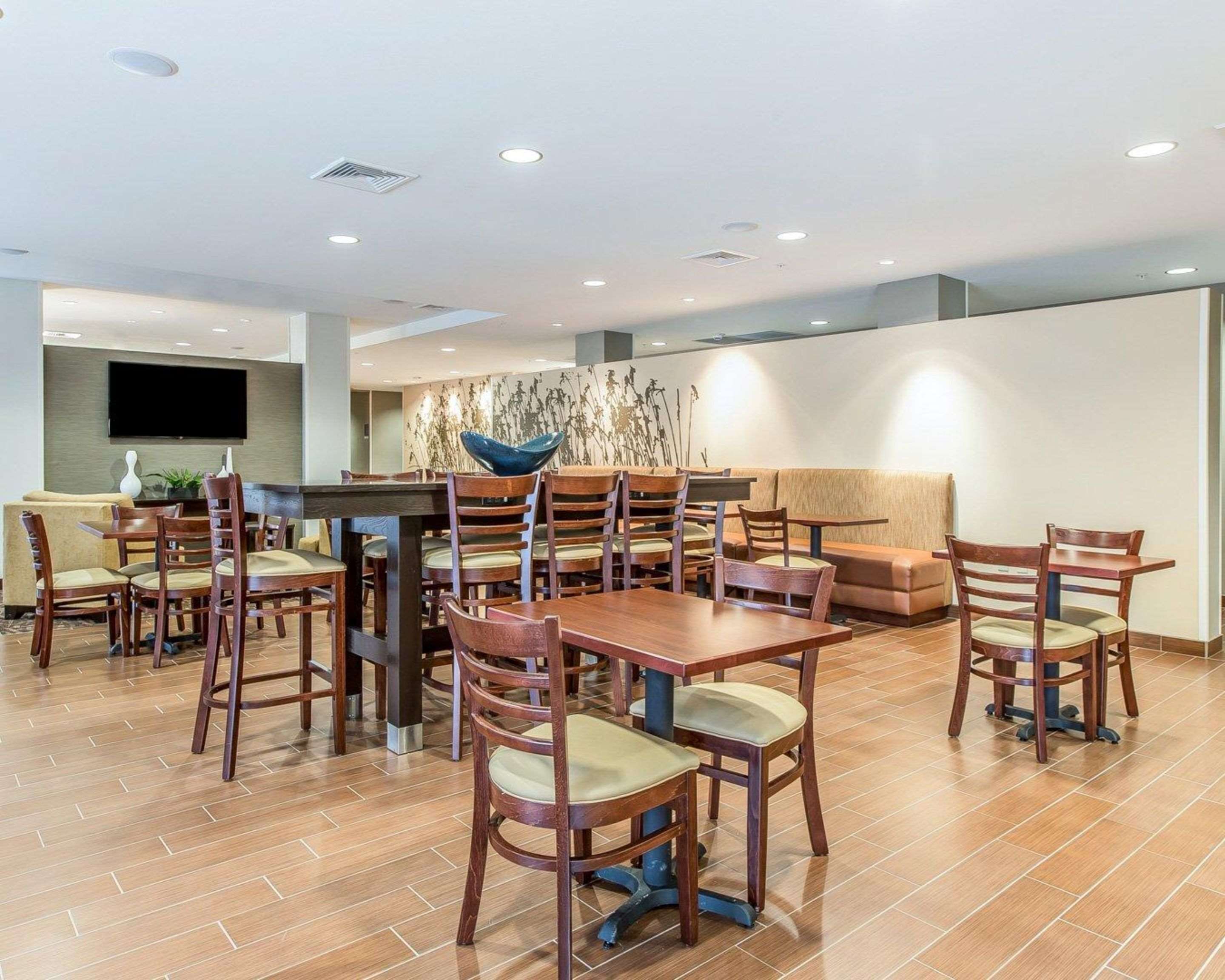 Breakfast area in the lobby