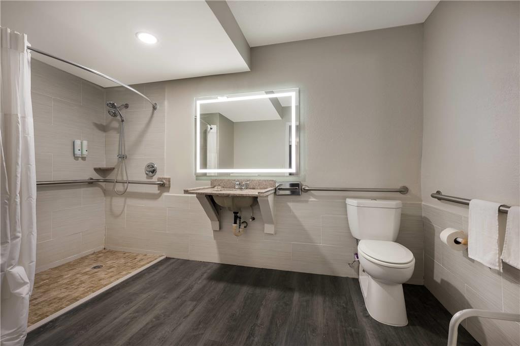 QUALITY INN GADSDEN - ATTALLA-guestroom-Guest Room,Bathroom,On-Site.jpg