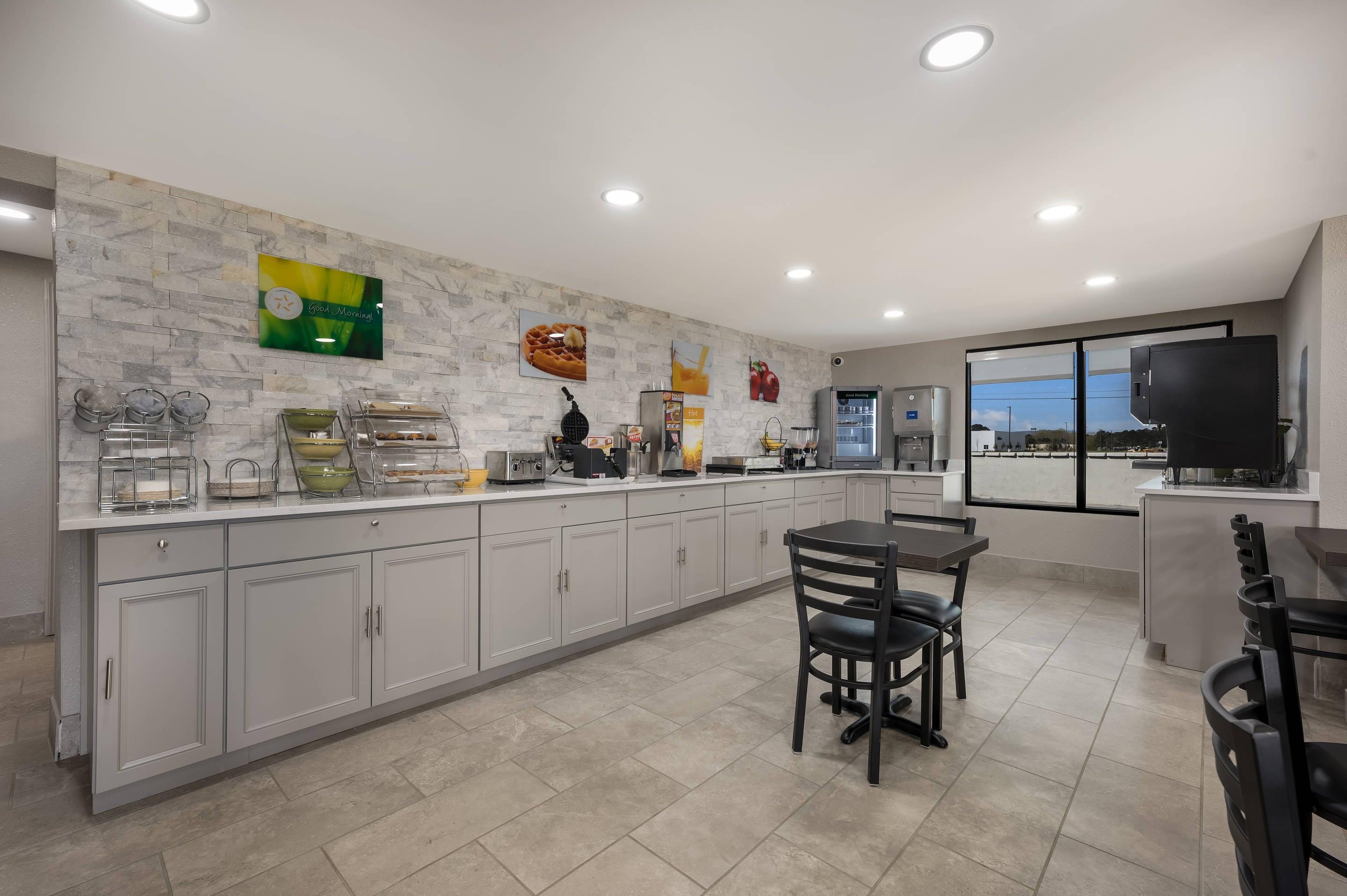 Breakfast area | Quality Inn Gadsden – Attalla