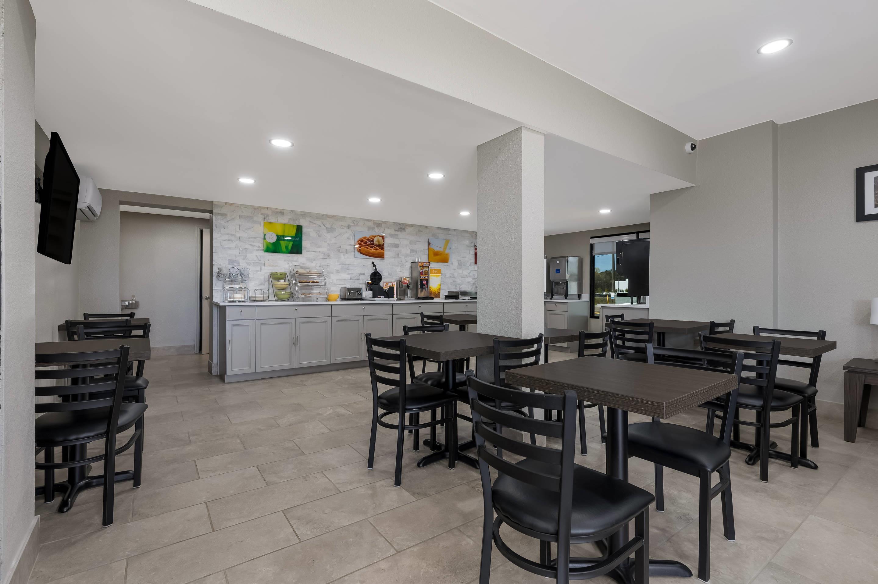 Breakfast area | Quality Inn Gadsden – Attalla
