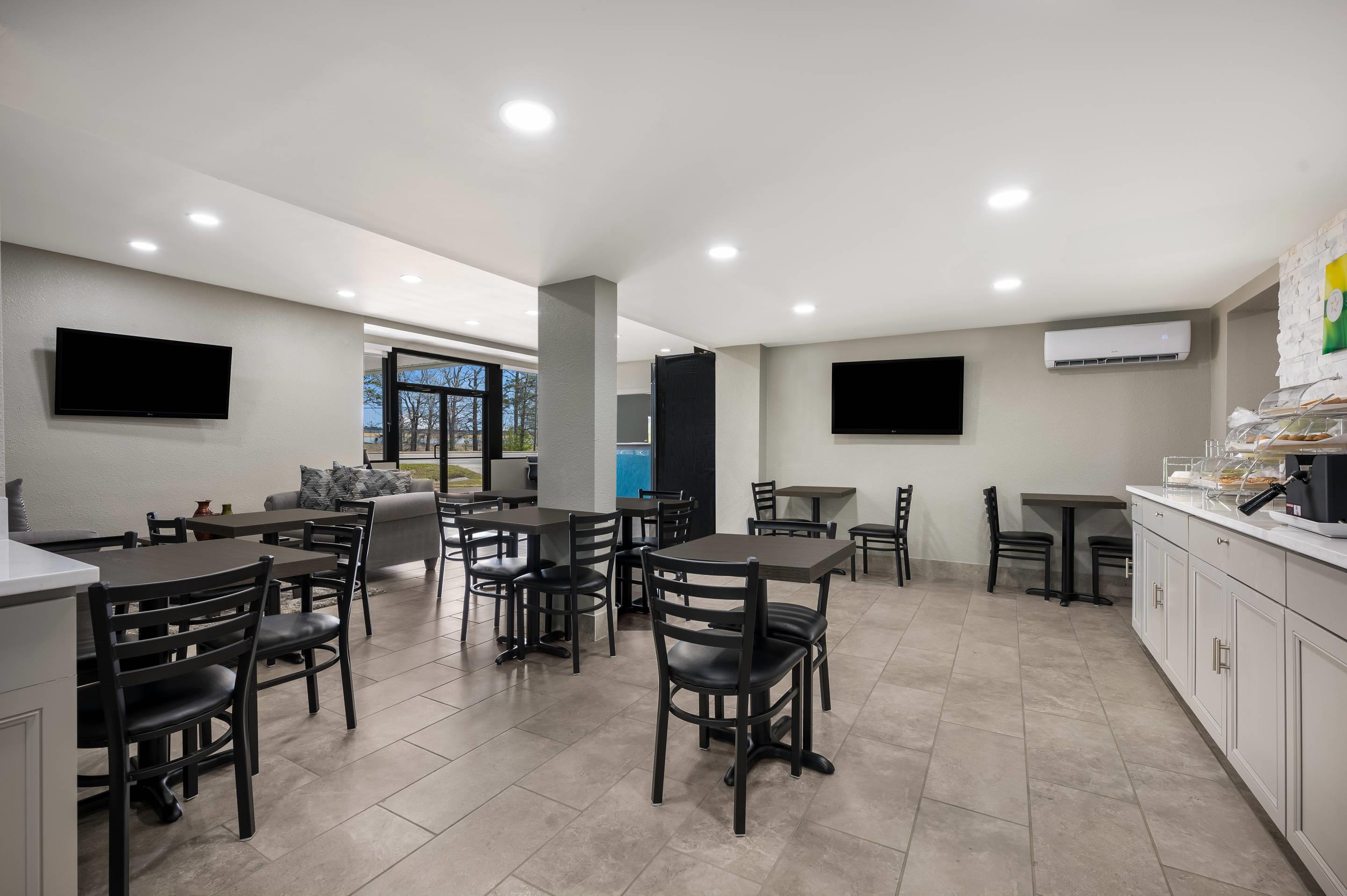 Breakfast area | Quality Inn Gadsden – Attalla