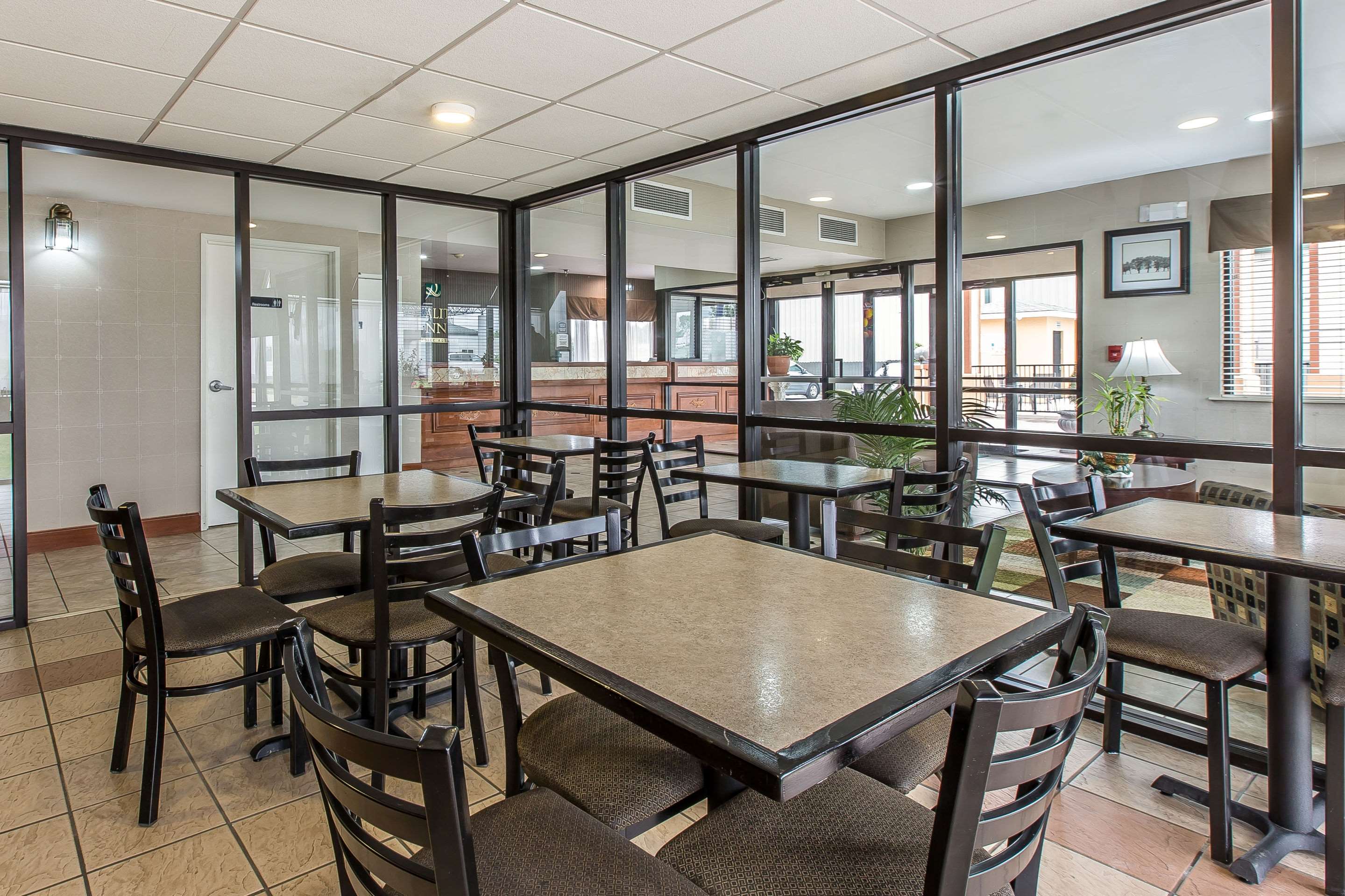 Breakfast area | Quality Inn Montgomery South