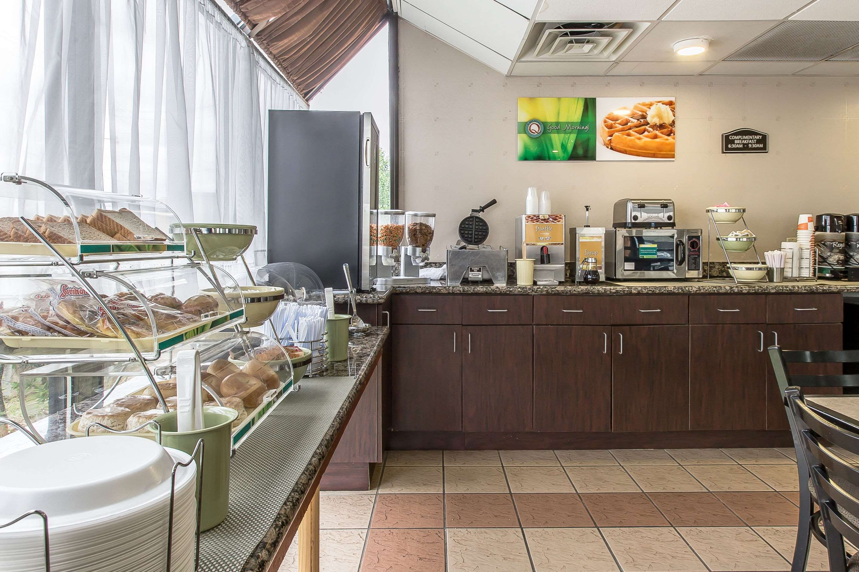 Breakfast area | Quality Inn Montgomery South