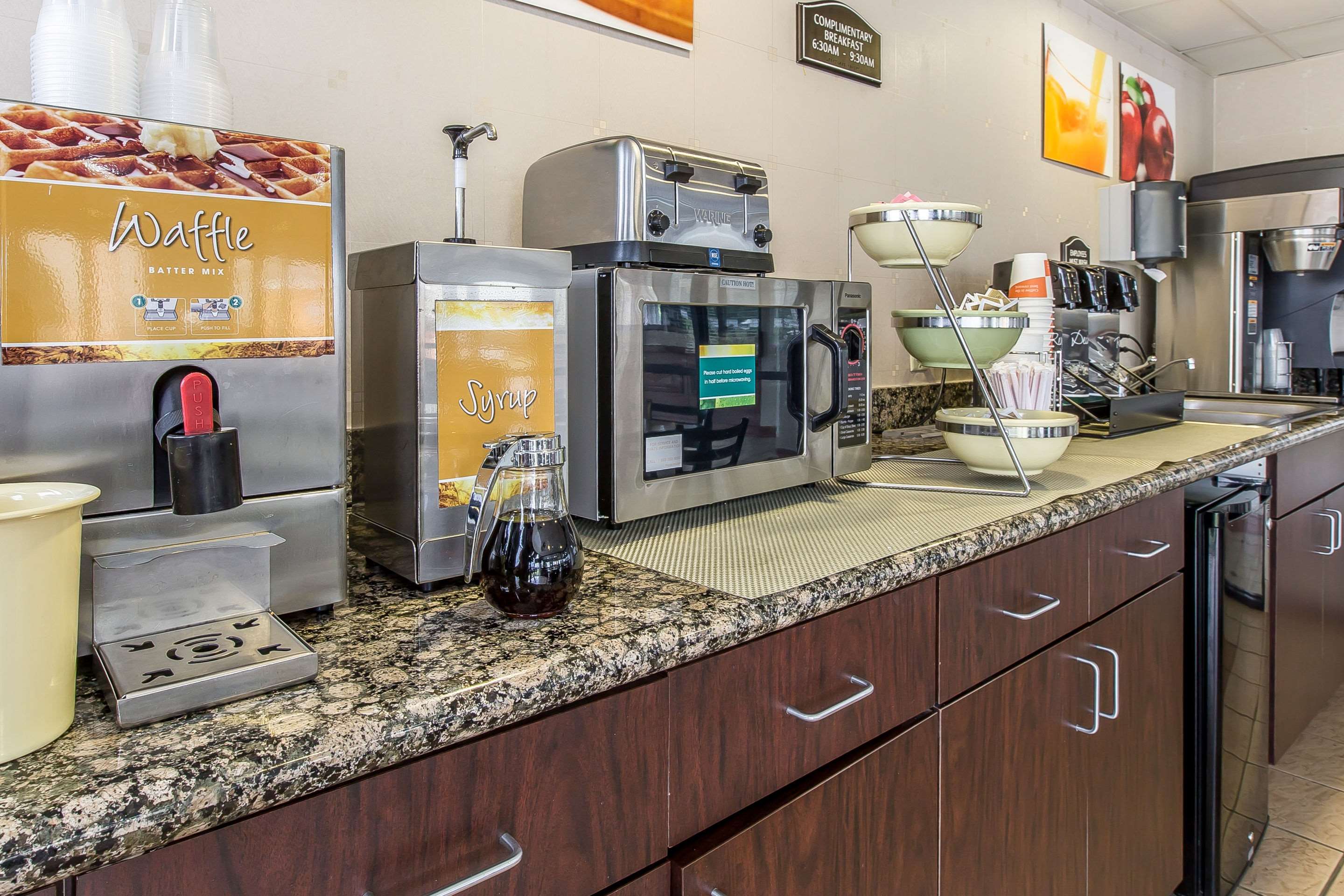 Breakfast area | Quality Inn Montgomery South