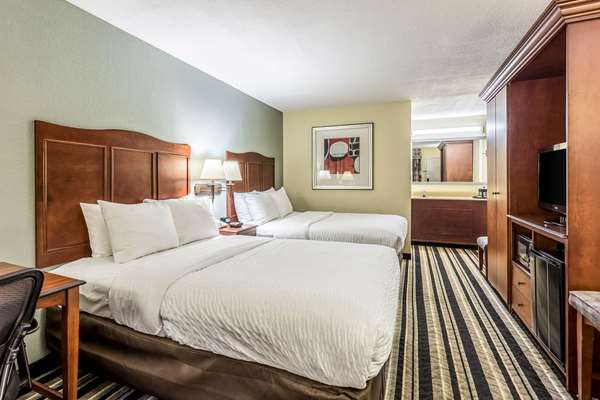 Suite - Clarion Pointe Hotel Huntsville