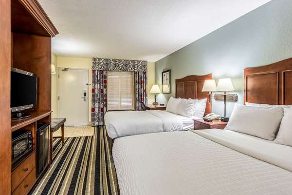 Suite - Clarion Pointe Hotel Huntsville