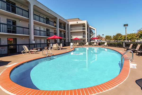 Pool - Clarion Pointe Hotel Huntsville