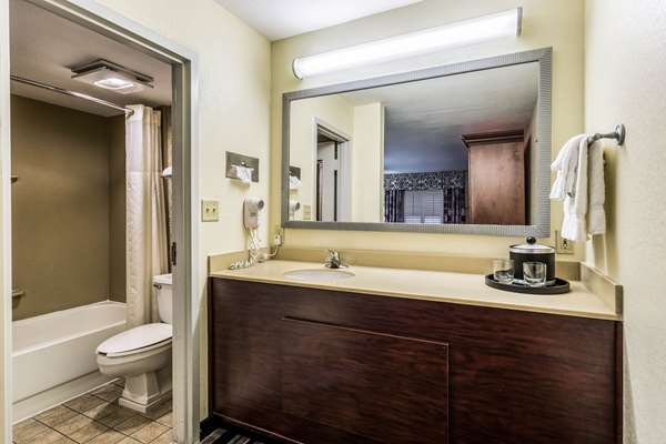  - Clarion Pointe Hotel Huntsville