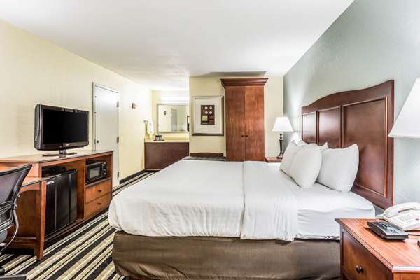  - Clarion Pointe Hotel Huntsville