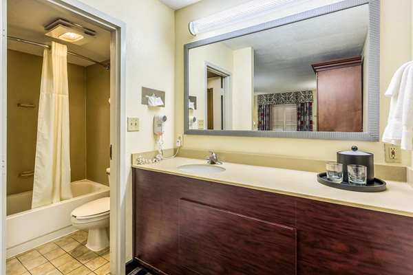 Suite - Clarion Pointe Hotel Huntsville
