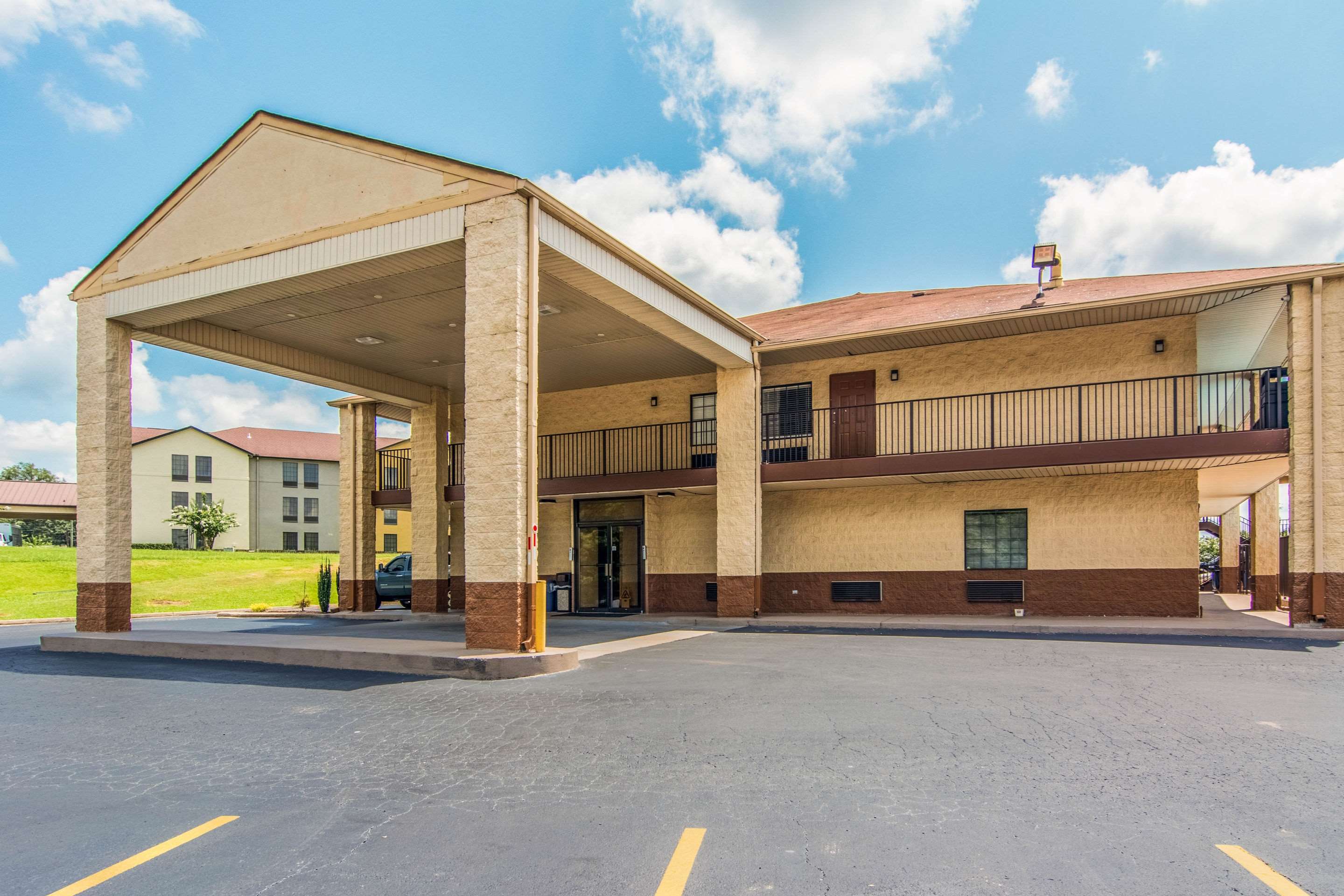 Hotel exterior | Econo Lodge