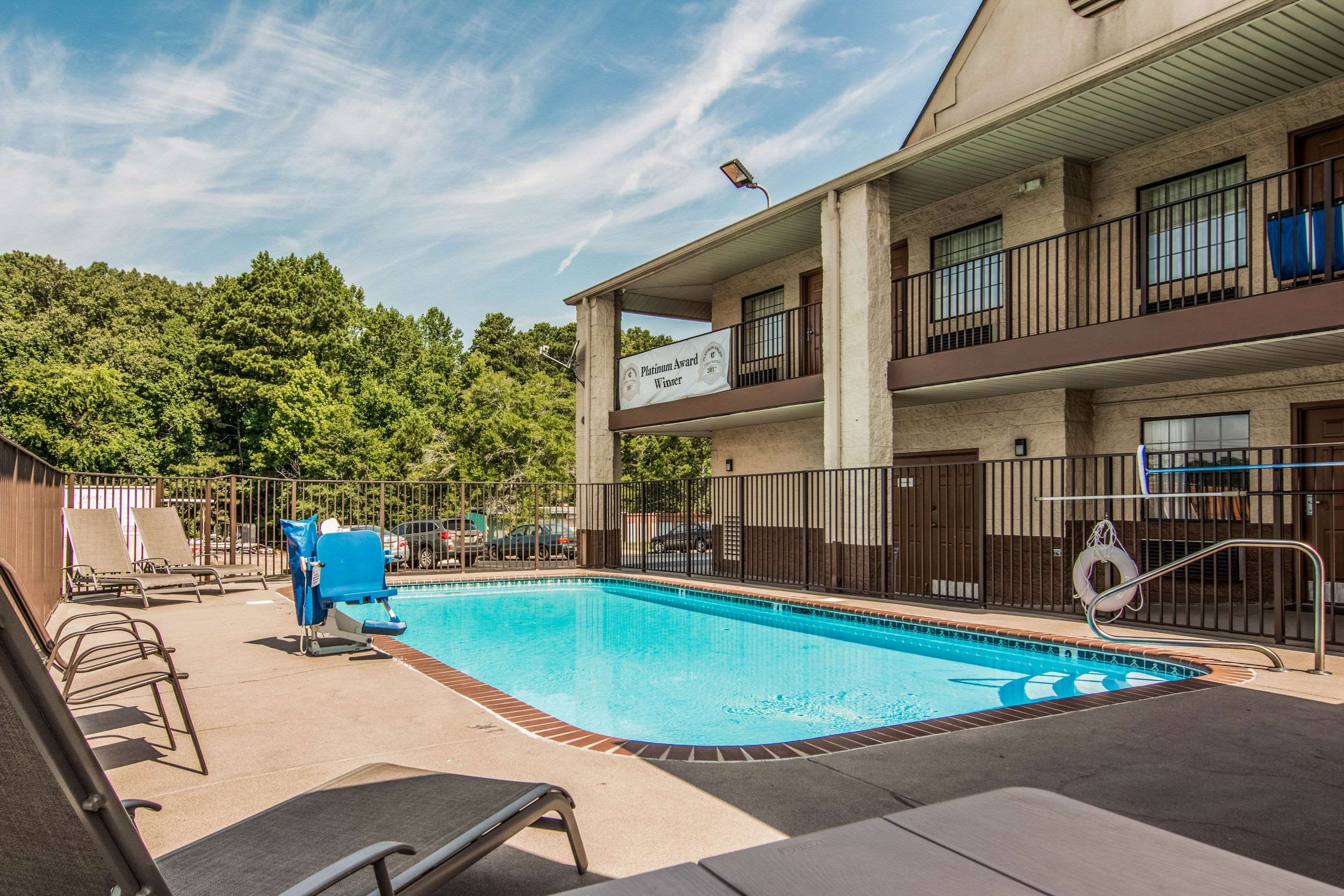 Relax by the pool | Econo Lodge