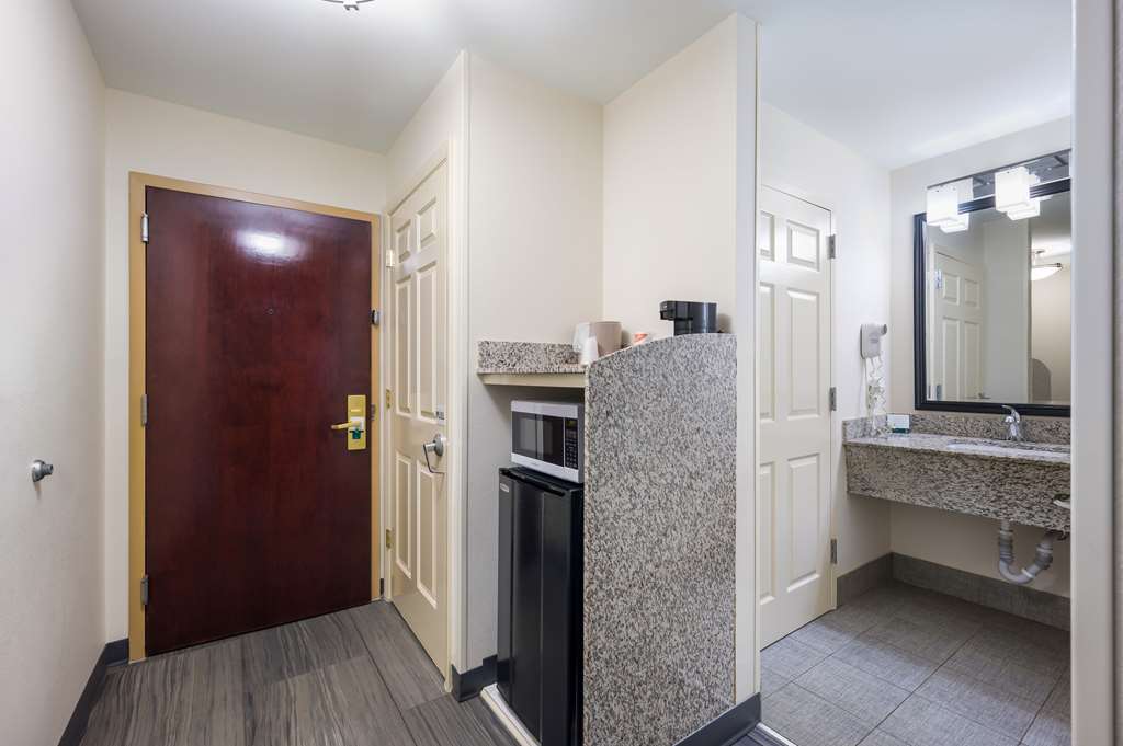 QUALITY INN AND SUITES HUNTSVILLE R-guestroom-Guest Room,Bathroom,On-Site.jpg