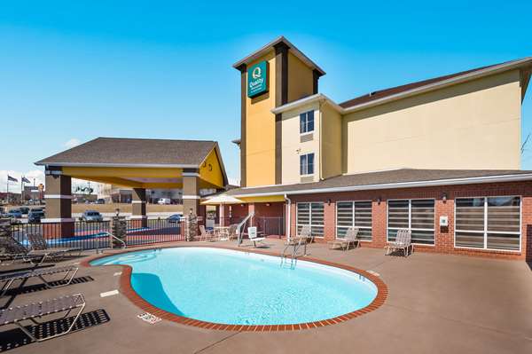 Pool - Quality Inn & Suites Huntsville