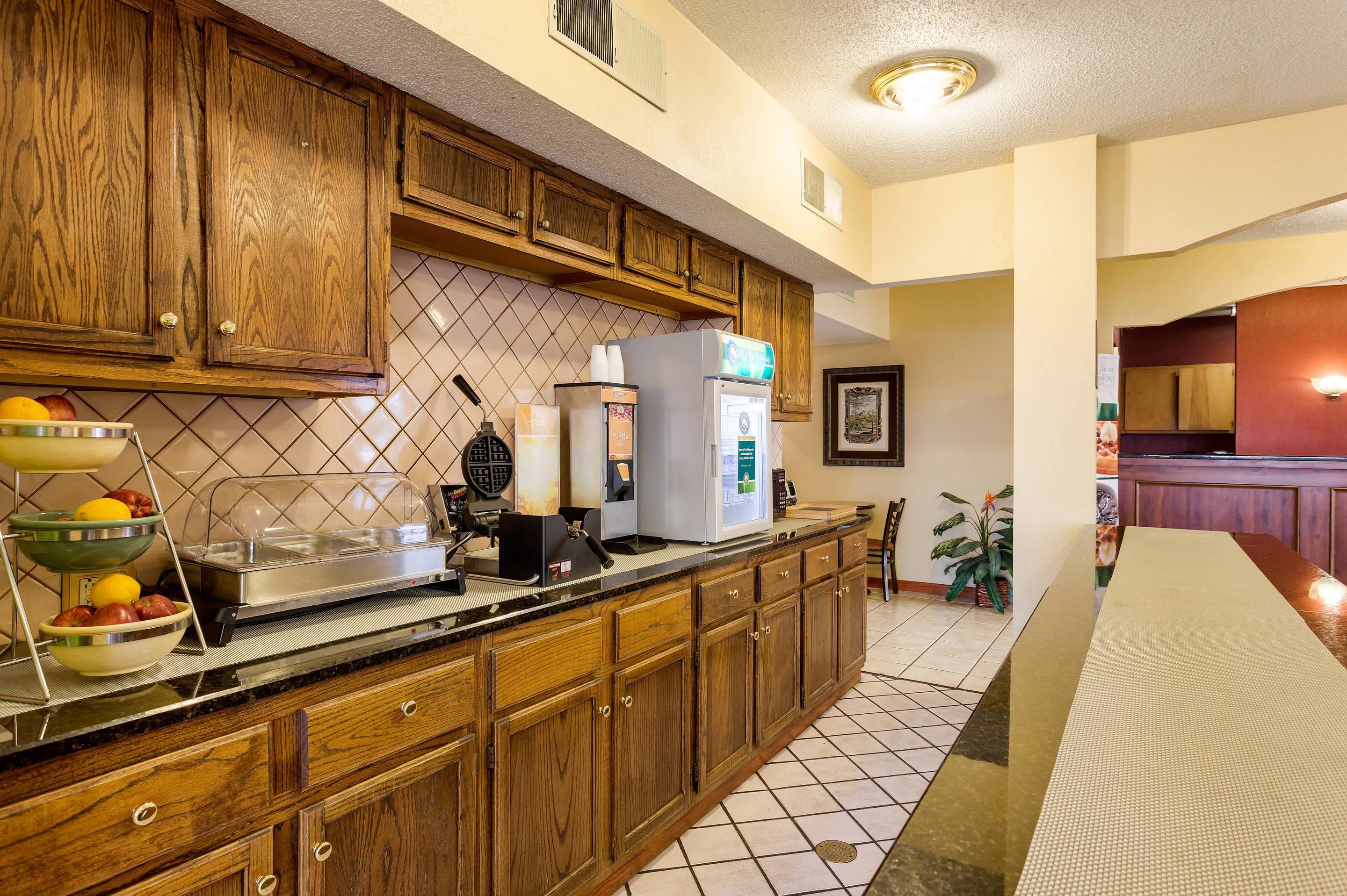 Breakfast area | Quality Inn Blytheville I-55