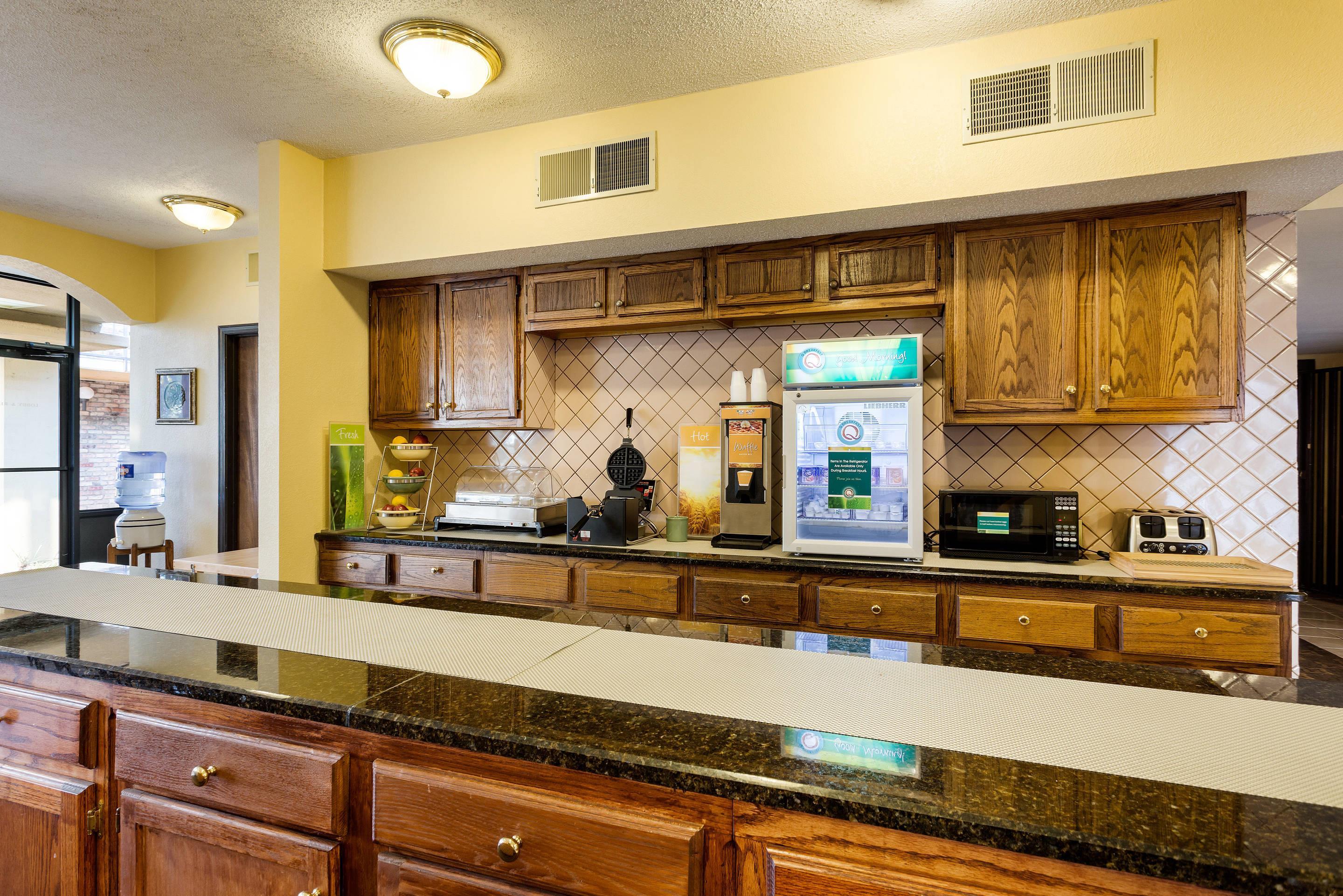 Breakfast area | Quality Inn Blytheville I-55