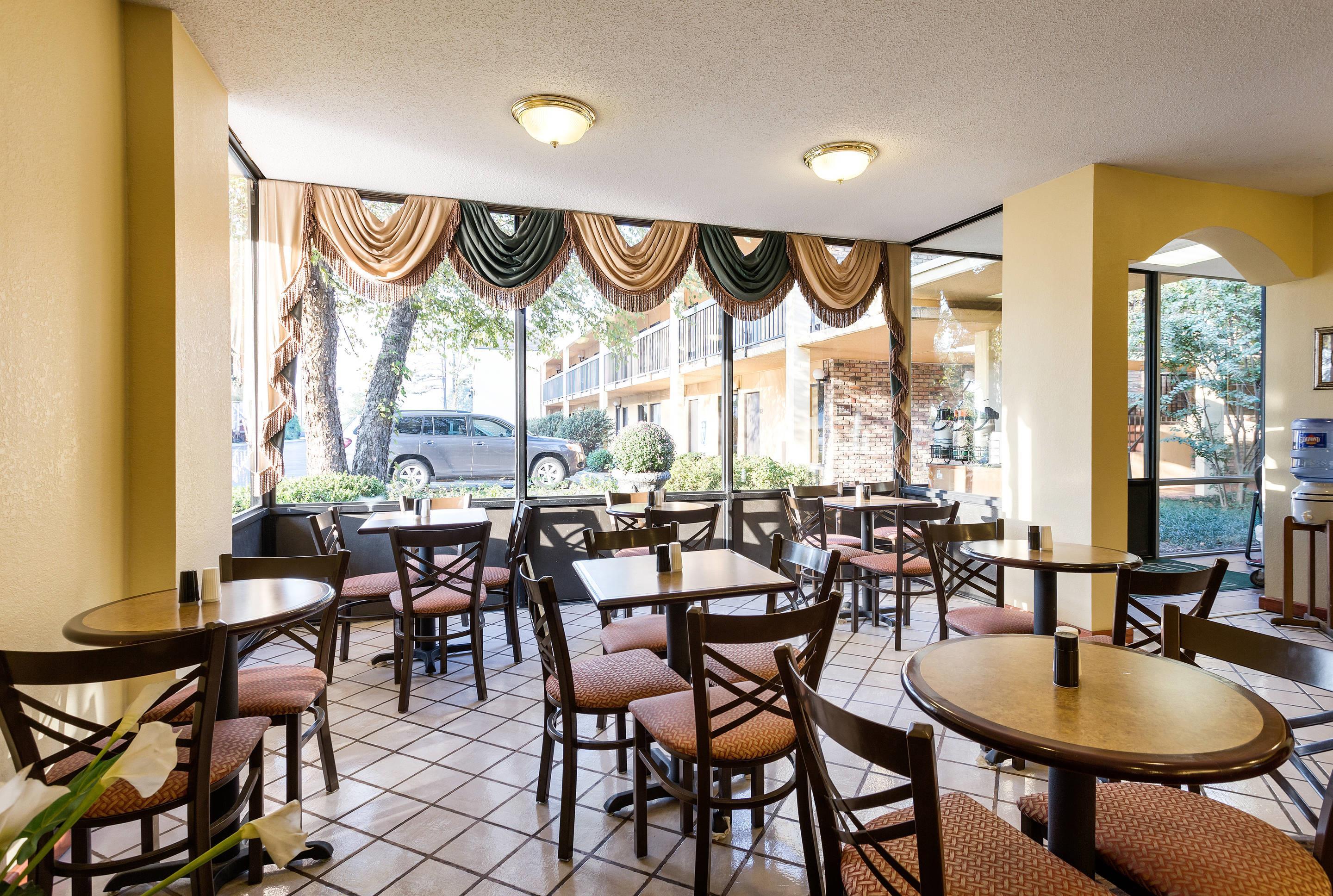 Breakfast area | Quality Inn Blytheville I-55