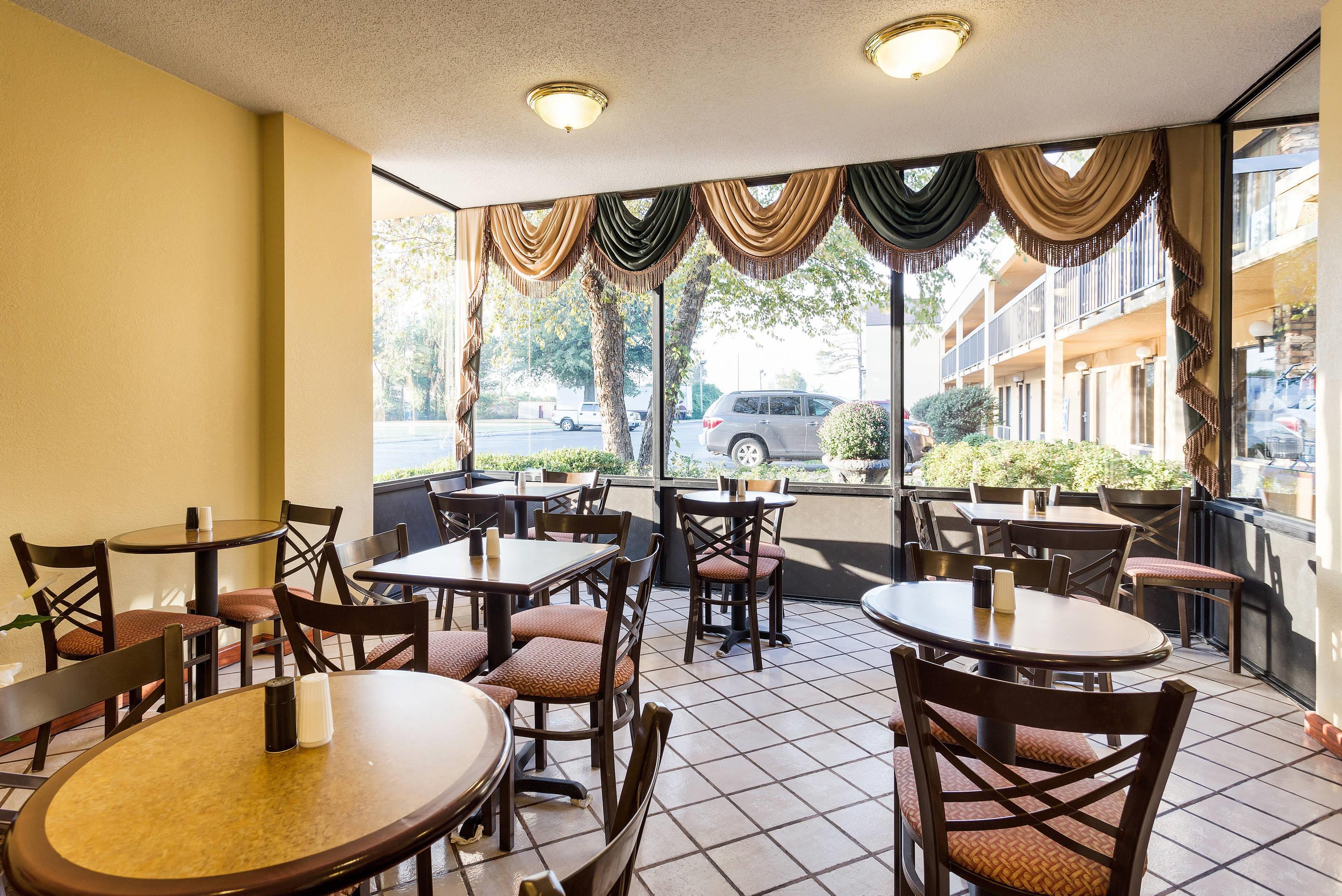 Breakfast area | Quality Inn Blytheville I-55