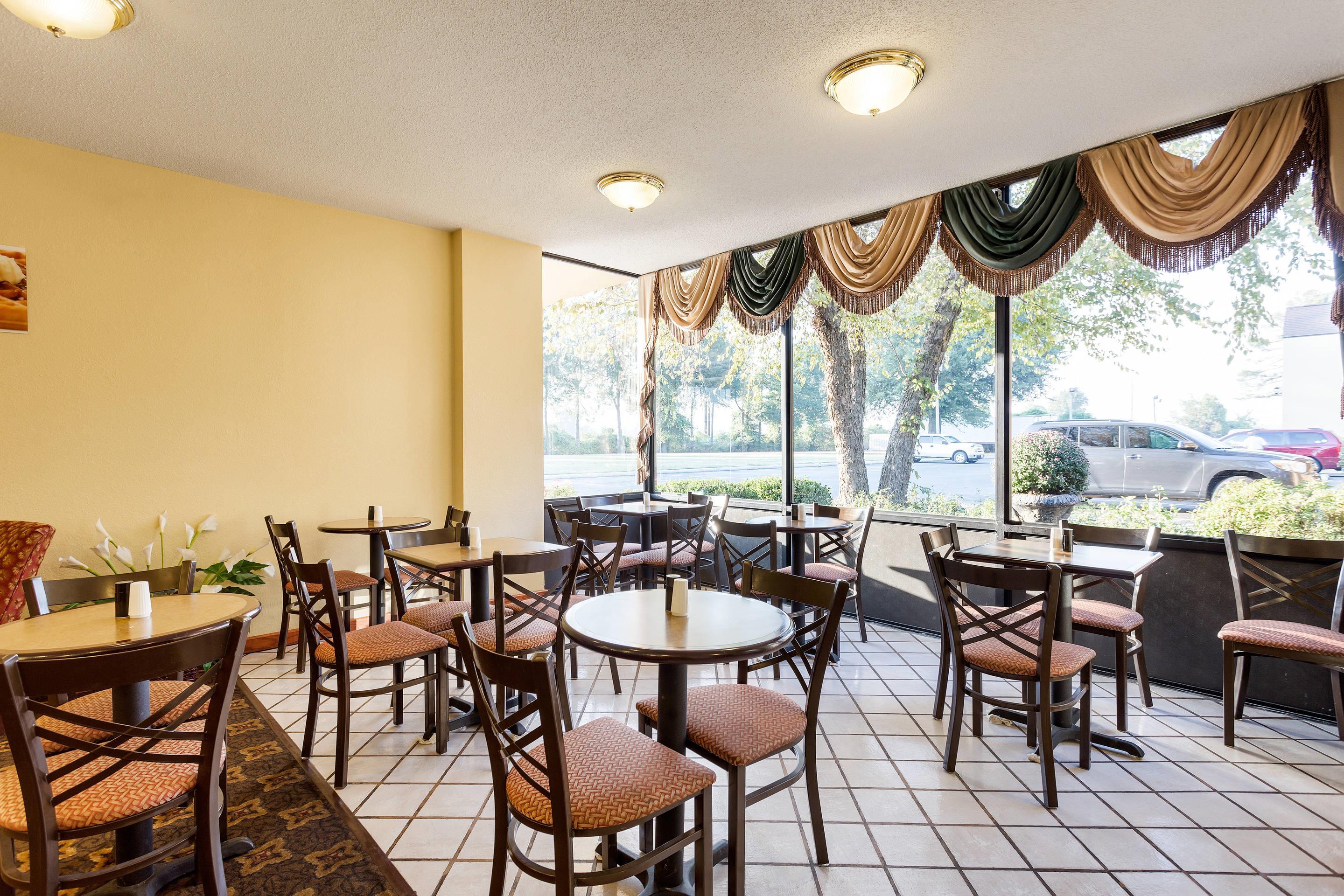 Breakfast area | Quality Inn Blytheville I-55