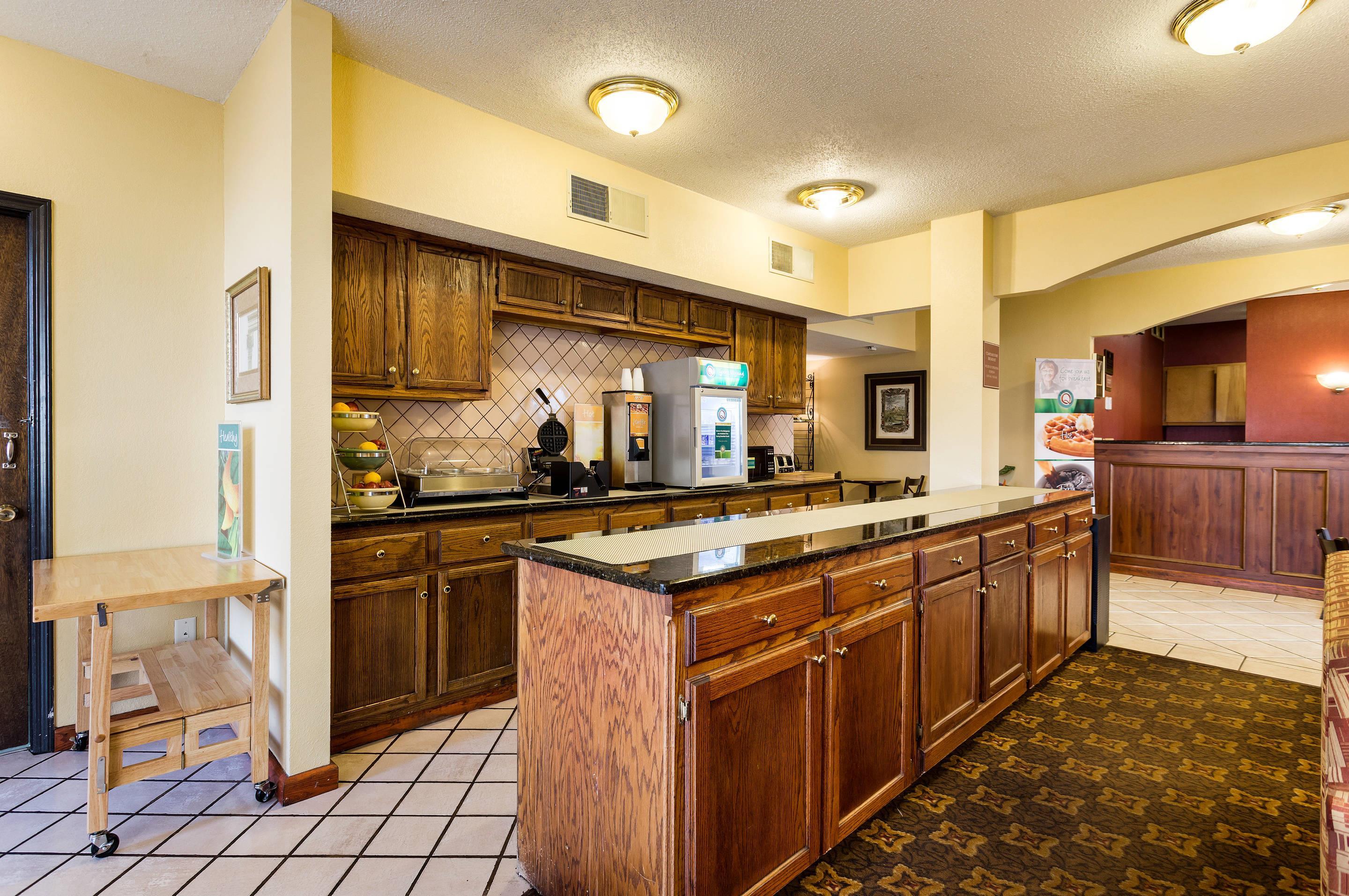 Breakfast area | Quality Inn Blytheville I-55