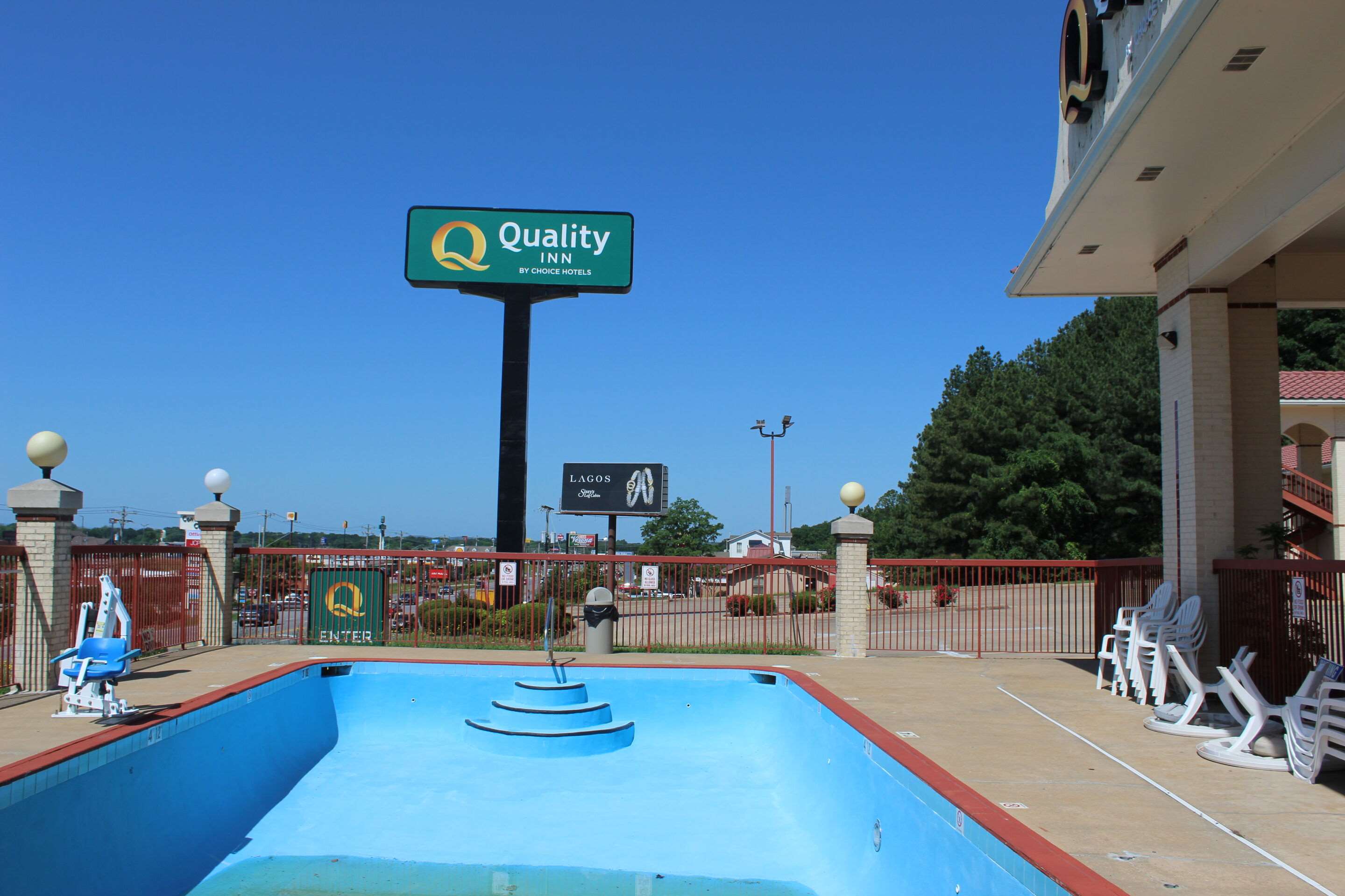 Outdoor pool | Quality Inn Conway - Greenbrier