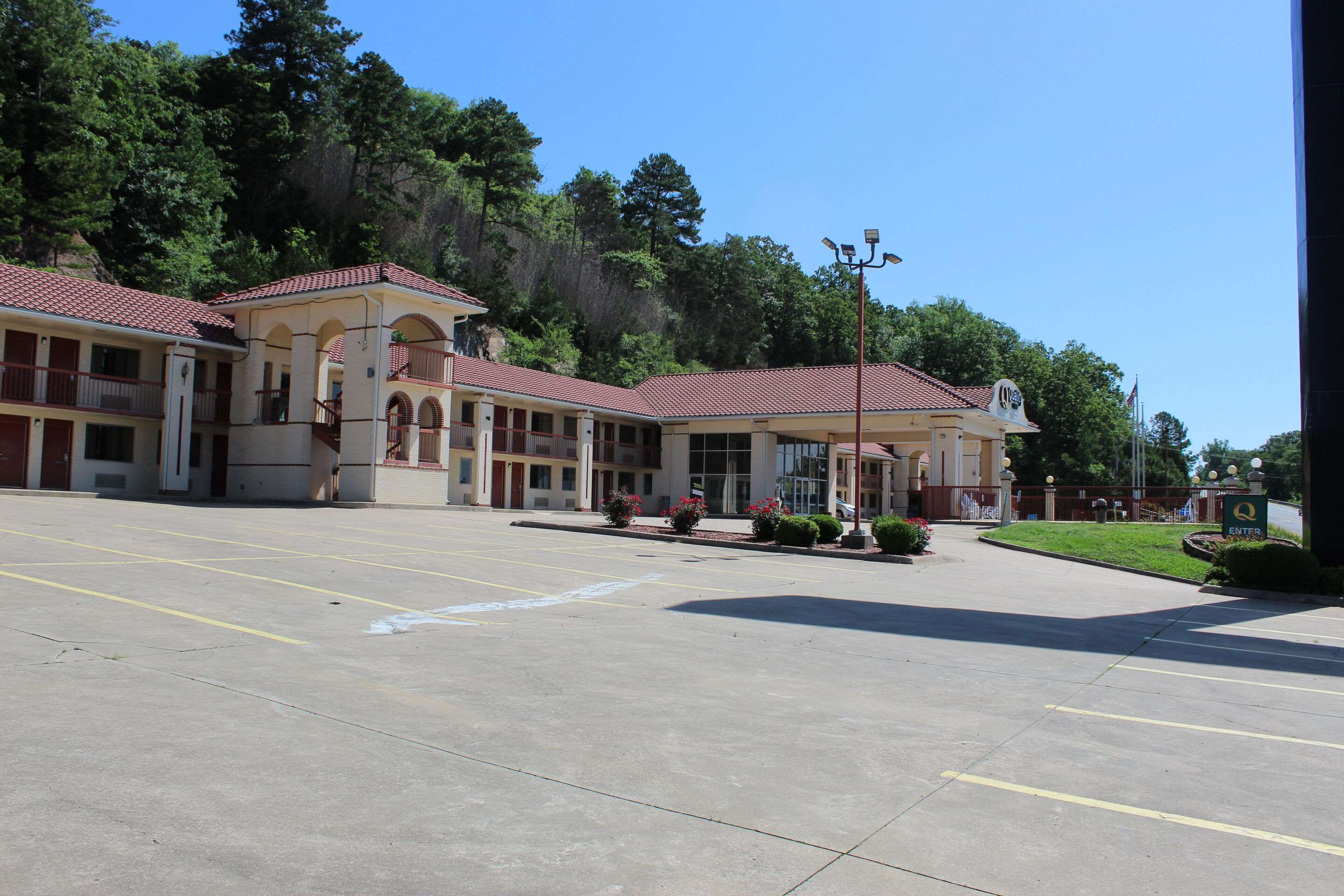 Hotel entrance | Quality Inn Conway - Greenbrier