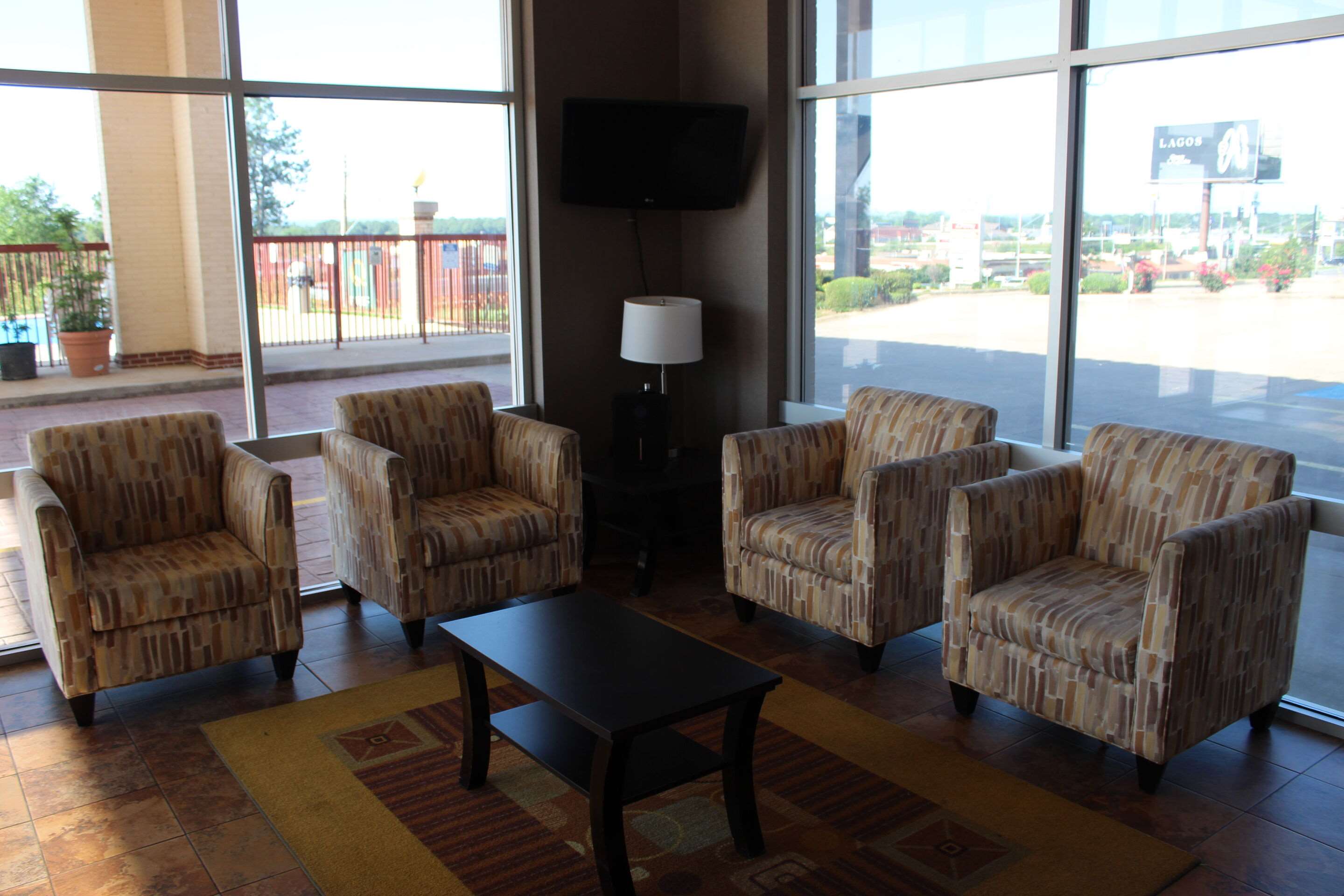 Hotel lobby | Quality Inn Conway - Greenbrier