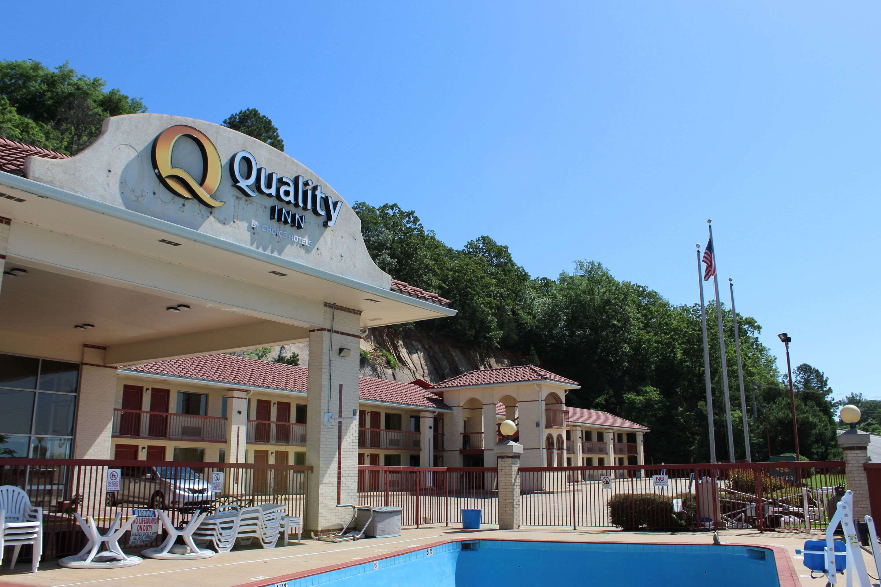 Hotel entrance | Quality Inn Conway - Greenbrier