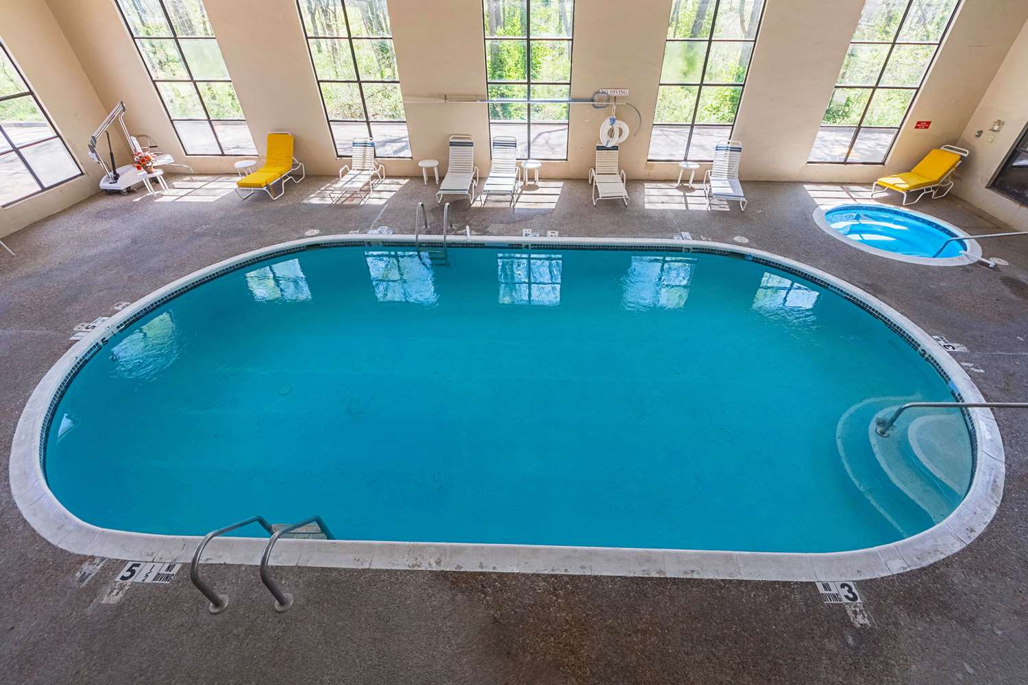 Econo Lodge Inn & Suites Bentonville, AR See Discounts