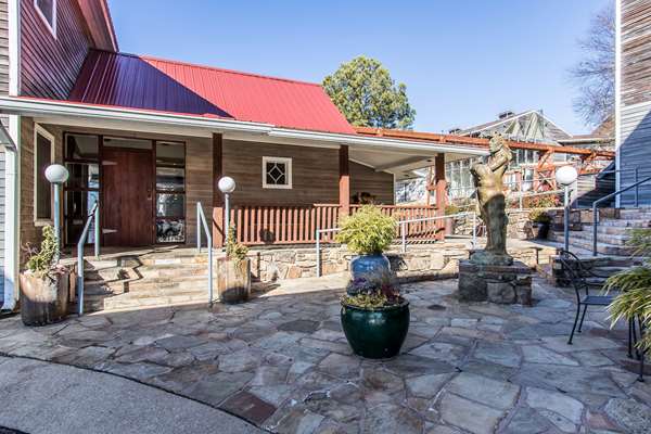 Exterior view - Inn at the Mill Johnson - I-49, Exit 69