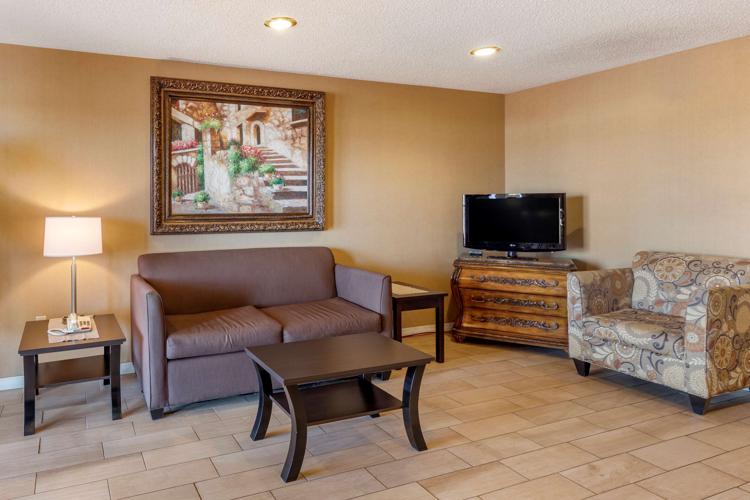 Spacious lobby with sitting area | Quality Inn Russellville I-40