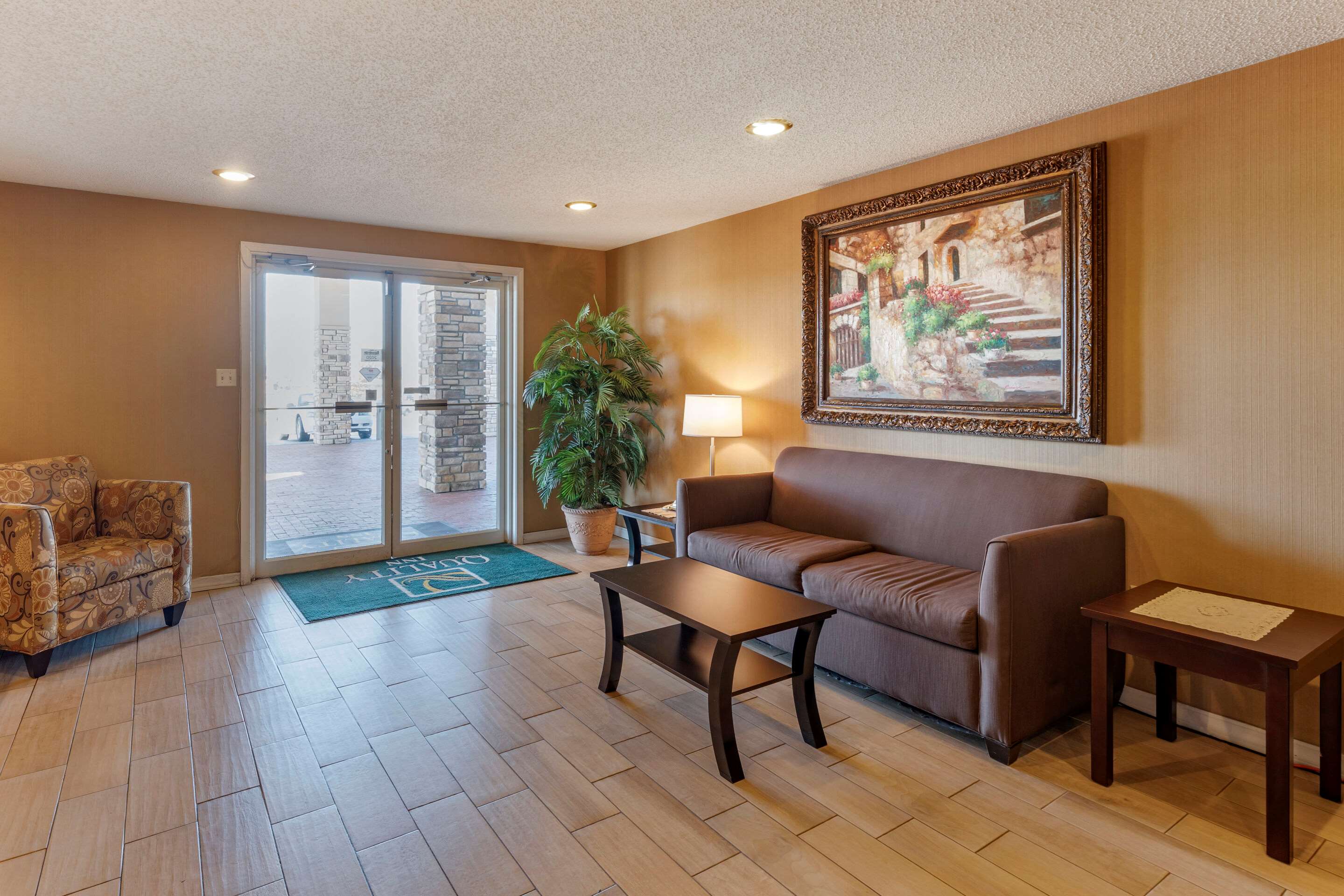 Lobby with sitting area | Quality Inn Russellville I-40