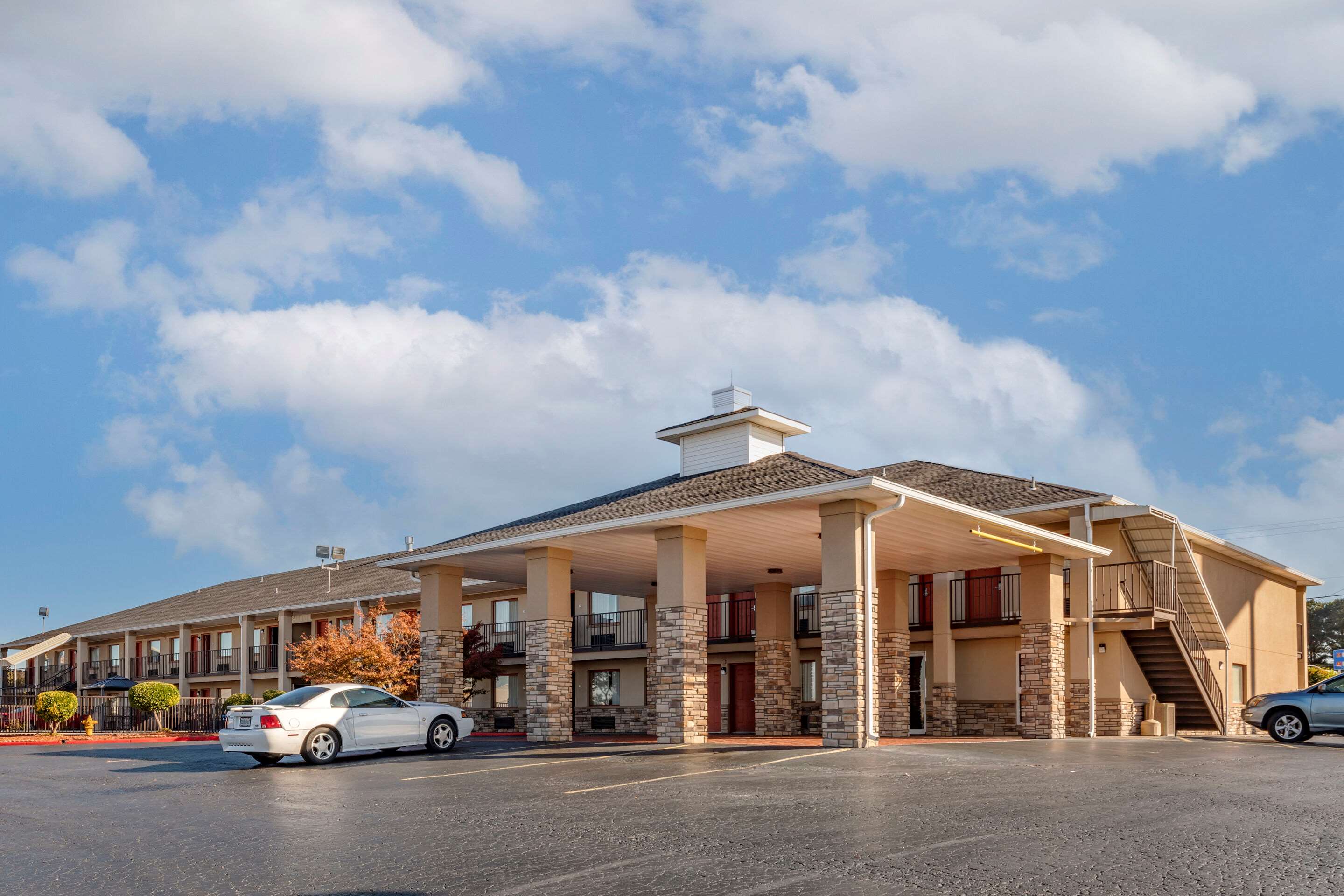 Hotel exterior | Quality Inn Russellville I-40