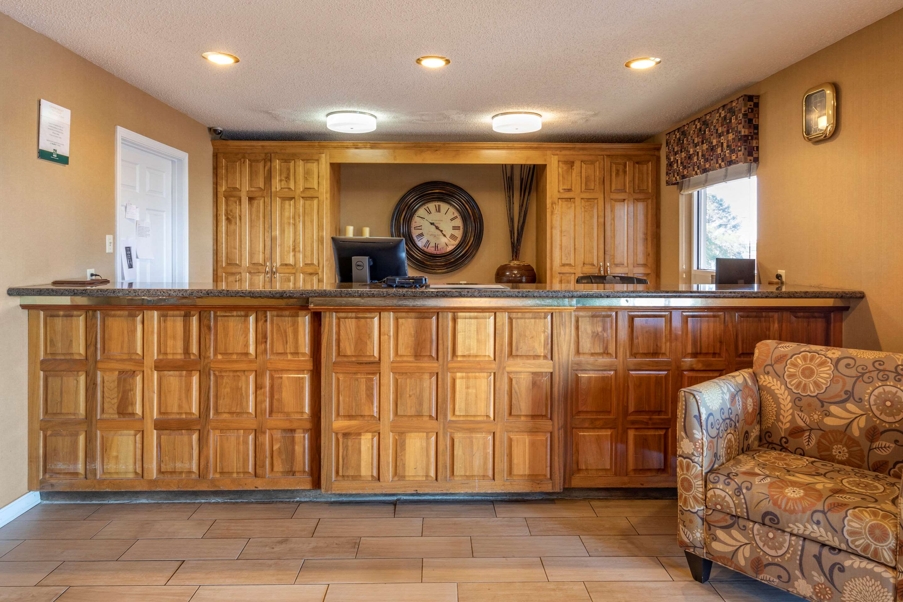 Front desk | Quality Inn Russellville I-40