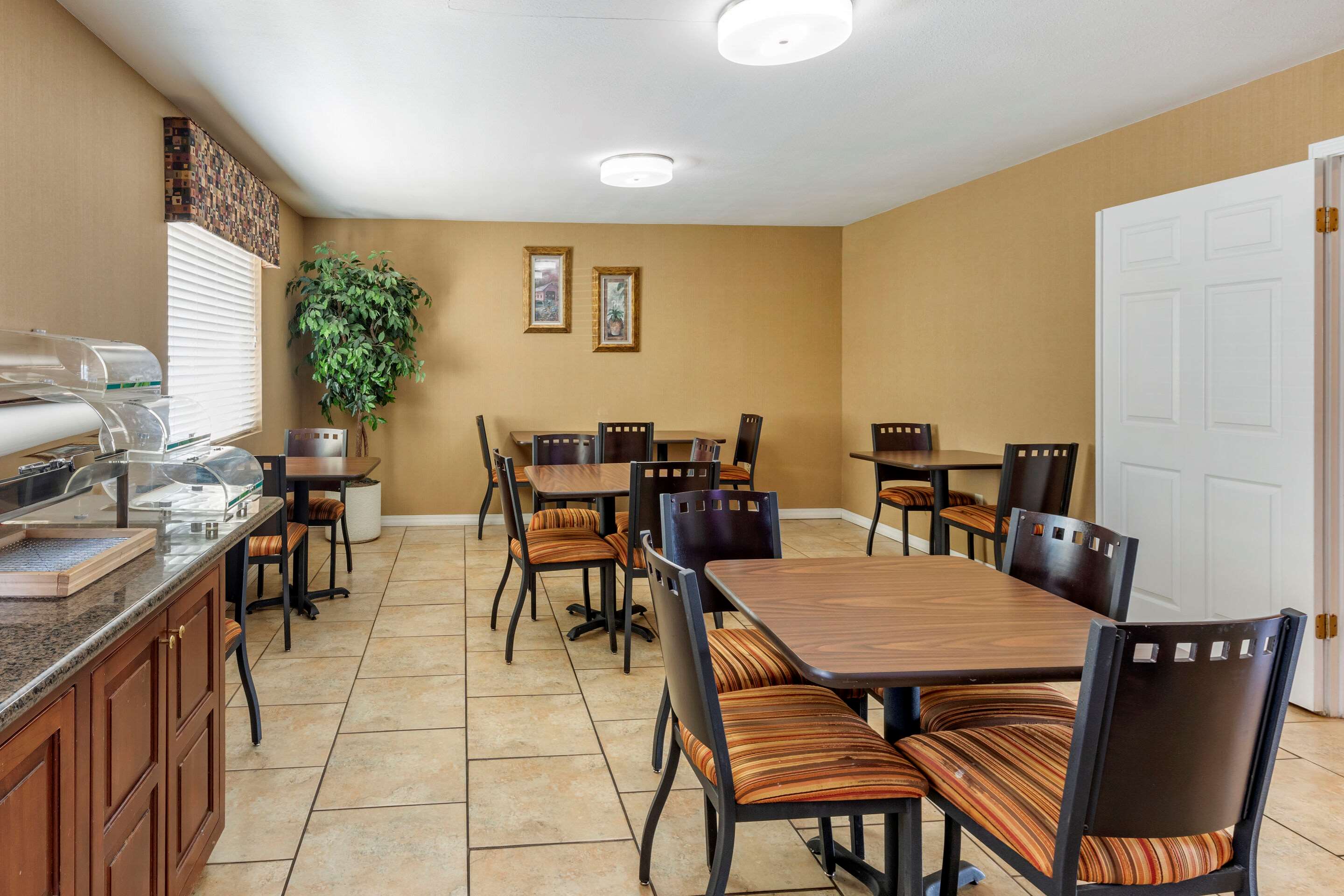Breakfast area | Quality Inn Russellville I-40