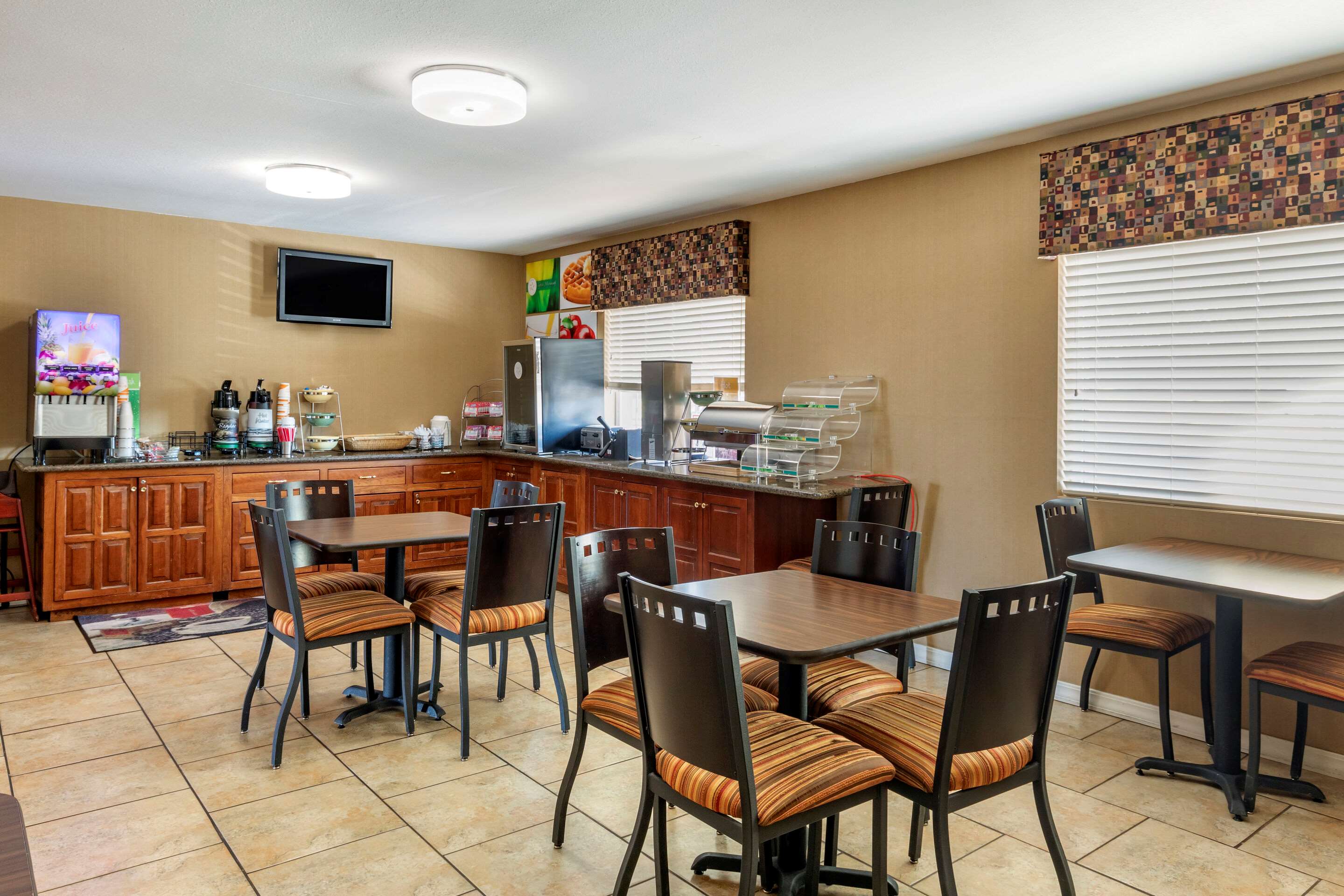 Spacious breakfast area | Quality Inn Russellville I-40
