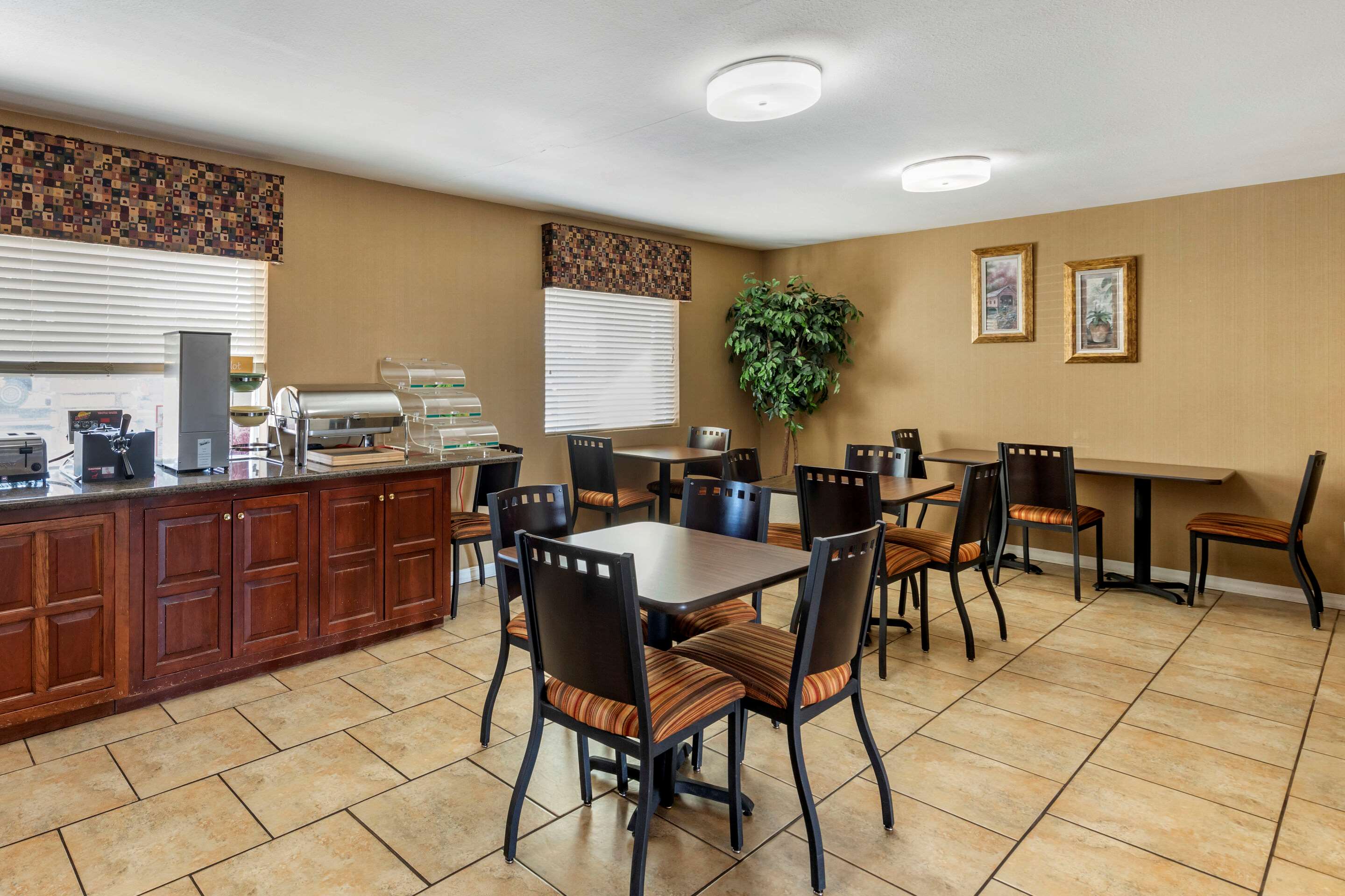 Enjoy breakfast in this seating area | Quality Inn Russellville I-40