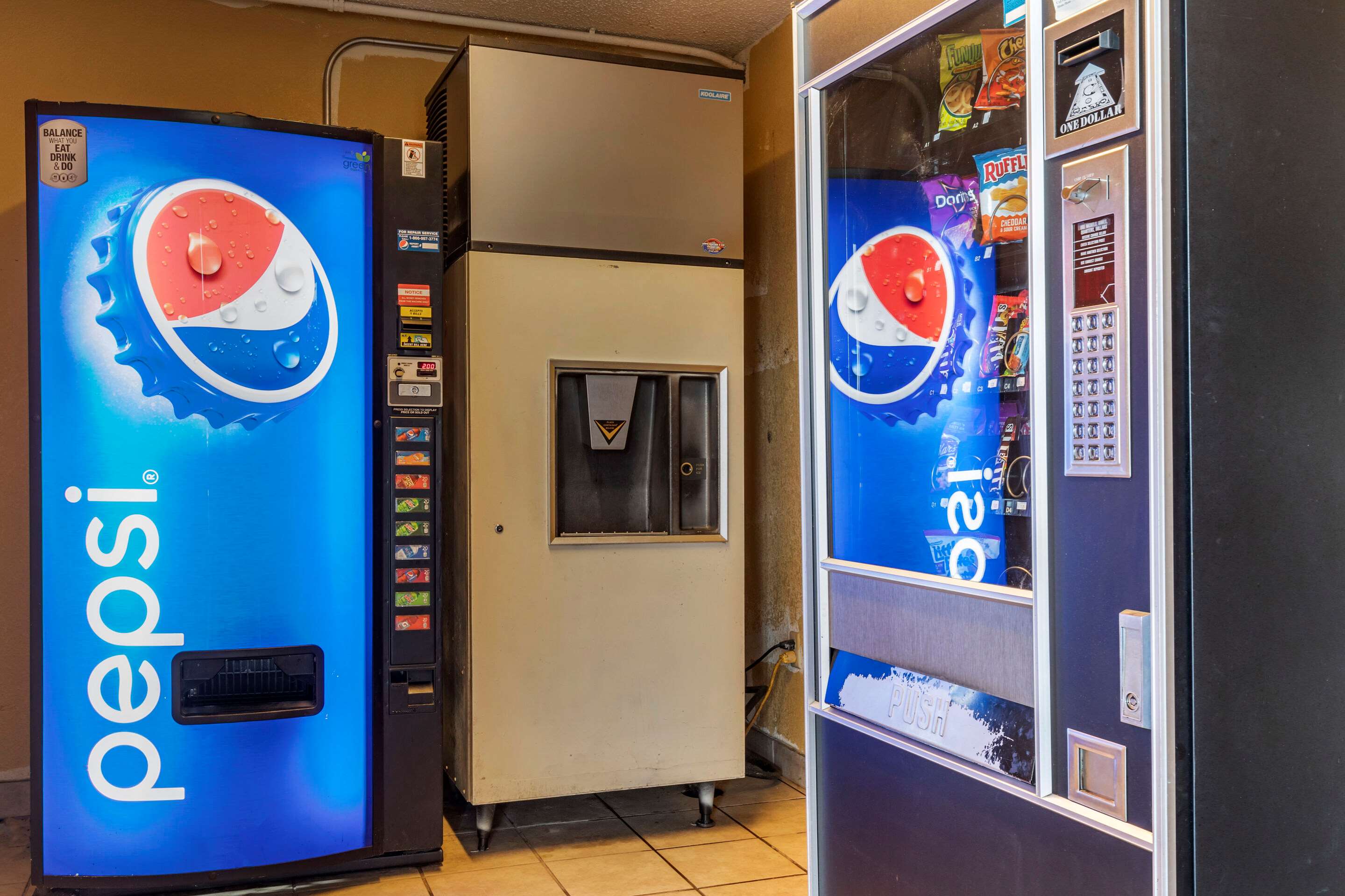 Hotel vending area | Quality Inn Russellville I-40