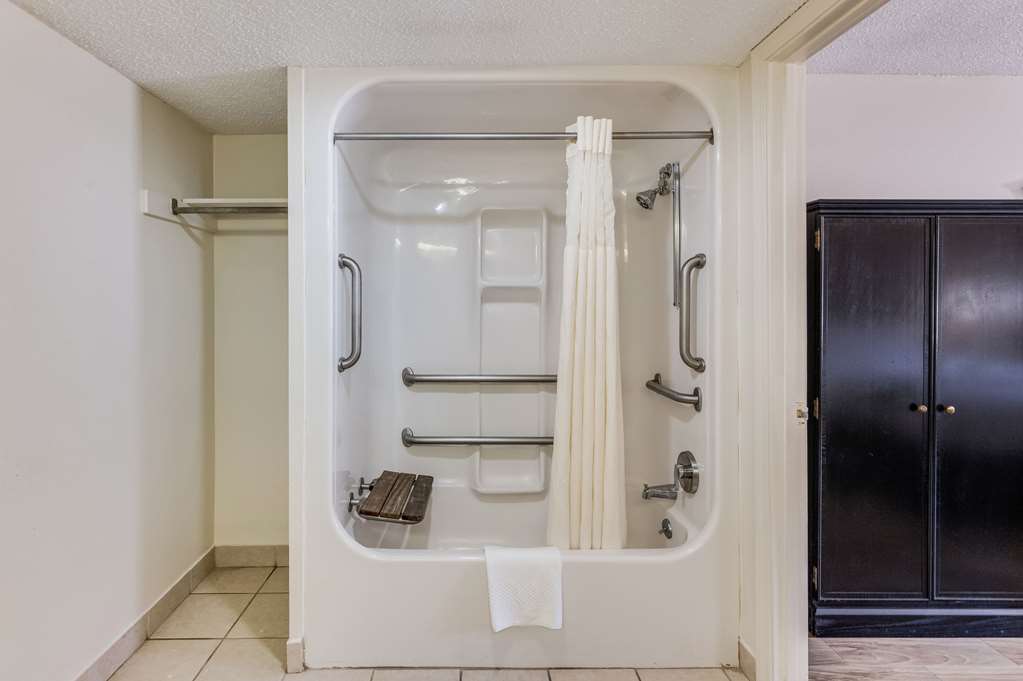 QUALITY INN AND SUITES HOT SPRINGS--guestroom-Guest Room,Bathroom,On-Site.jpg